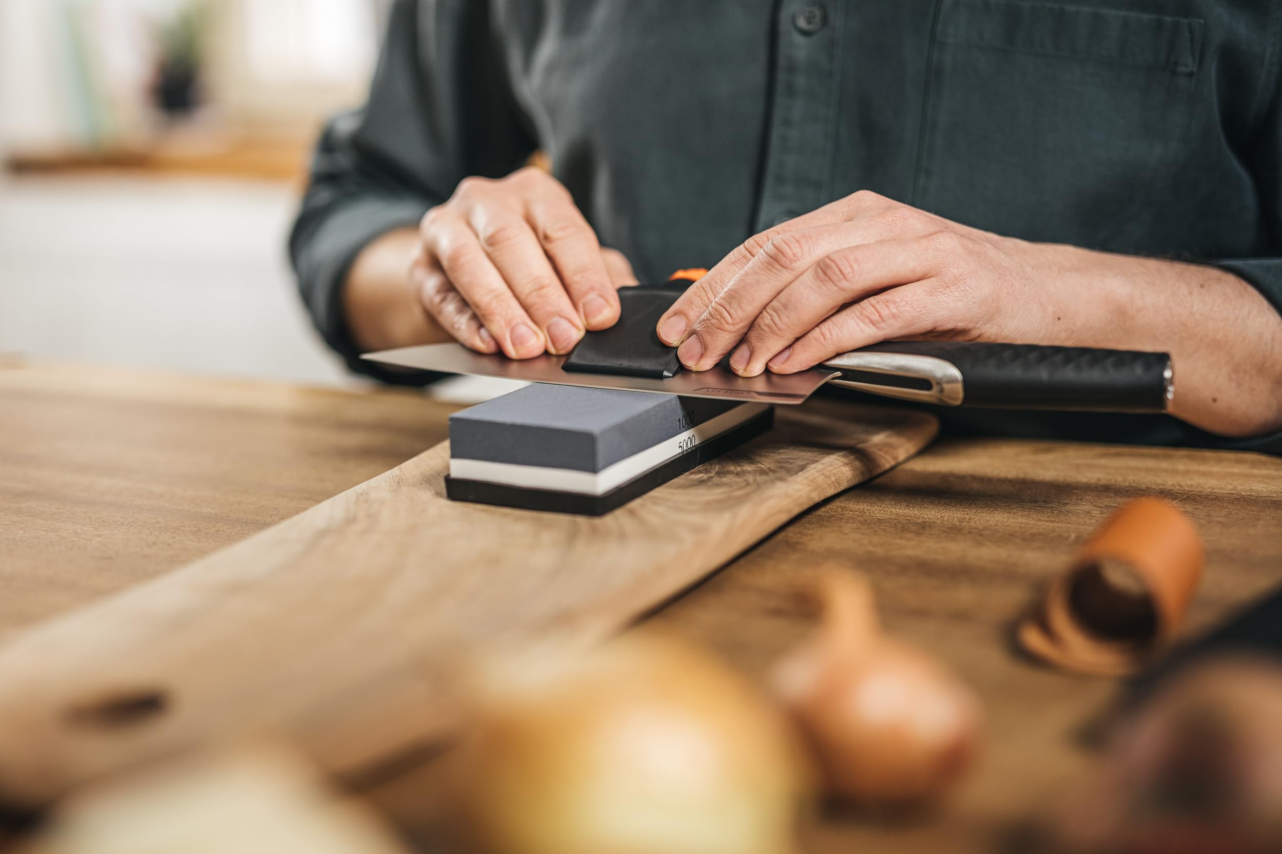 Fiskars Whetstone Premium-Messerschärfer-Set, Wetzstein mit 2 Körnungen, Schärfwinkelführung und Polierleder, Für alle Messer inkl. Titan, Korund, Schwarz, 1058937