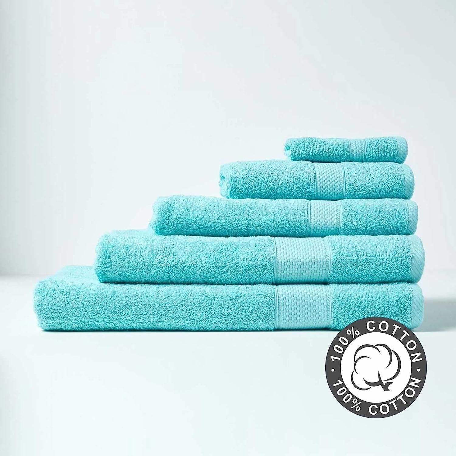 Interno Del Bagno Con Specchio. Vasca Da Bagno Moderna Con Asciugamani Lavati Lampioni Muro Lampade Per Il Cartone Animato Minimalismo Image259914143