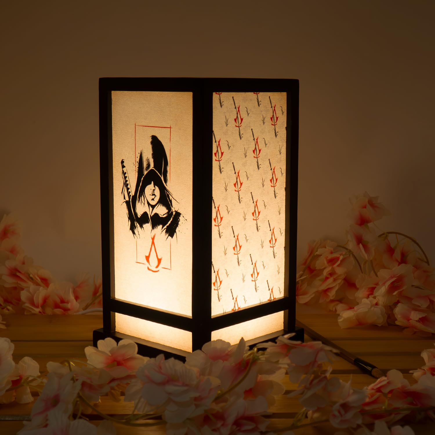 Neamedia The Character Company Lanterne Officielle Assassin's Creed Shadows, Décoration Gaming pour Salon et Bureau, Esthétique Traditionnelle Japonaise, Idée cadeau Noël Anniversaire, Xbox, PS5, PC