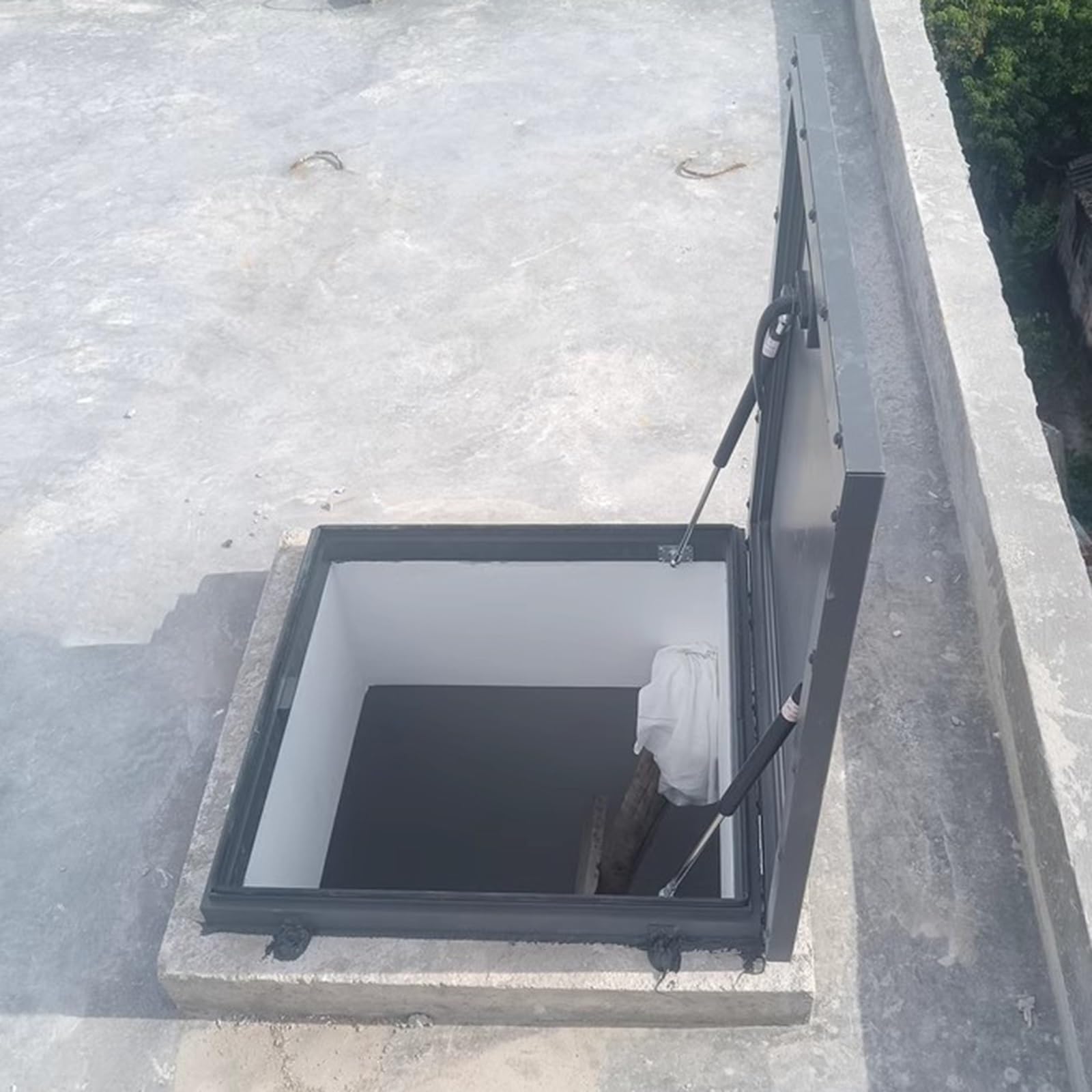 Puerta de acceso al techo con varillas neumáticas y cubierta de tragaluz impermeable