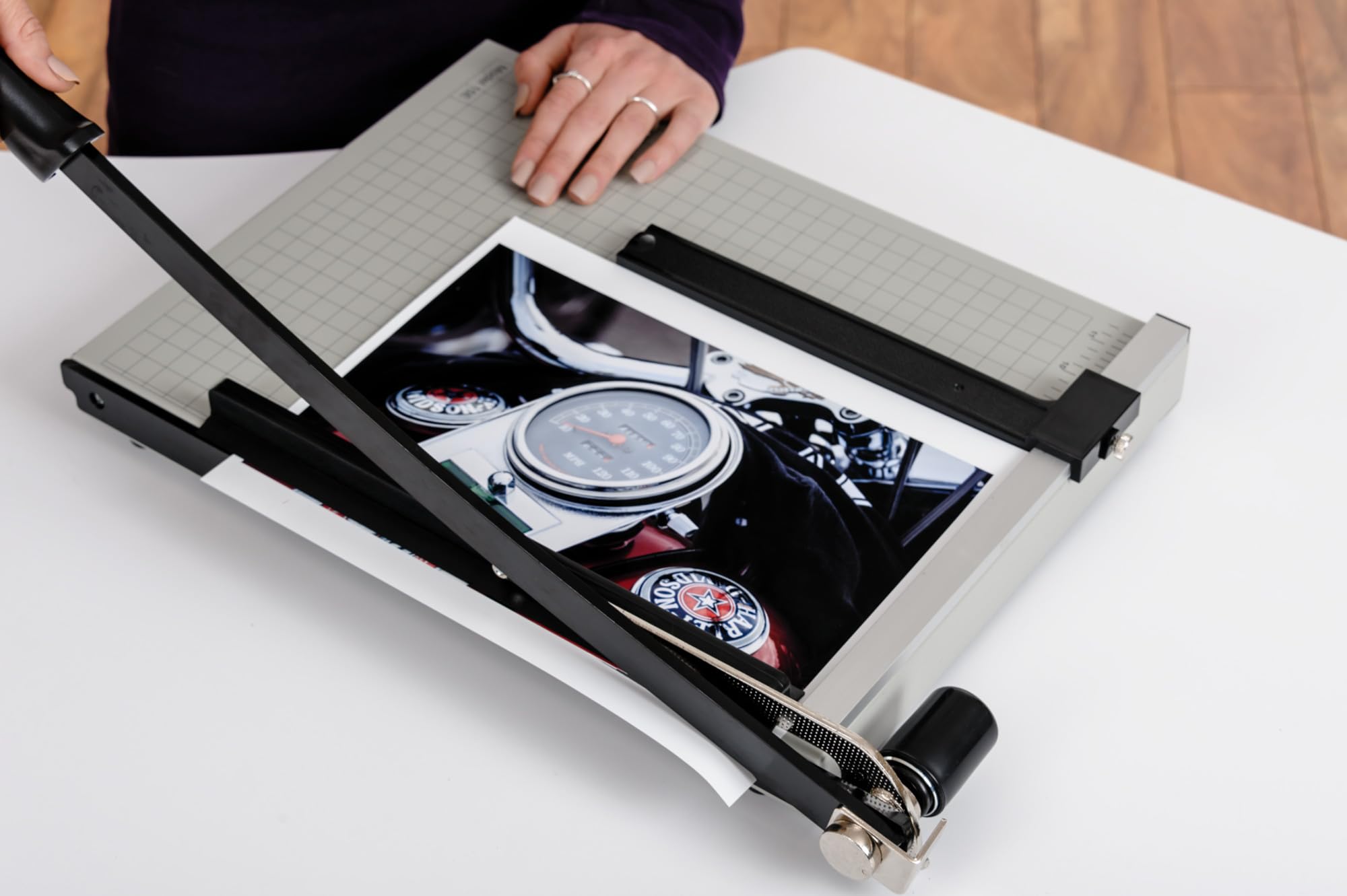 Dahle Vantage Papierschneider, 30,5 cm 38,1 cm 45,7 cm Schnittlängen, 15 Blatt Kapazität, automatische Lenkerklemmung, verstellbar Guide, Metall Boden mit 1/5,1 cm Gitterlinien, Papier Cutter Schnittlänge: 38,1 cm (15 Zoll) 14 1/2 In grau