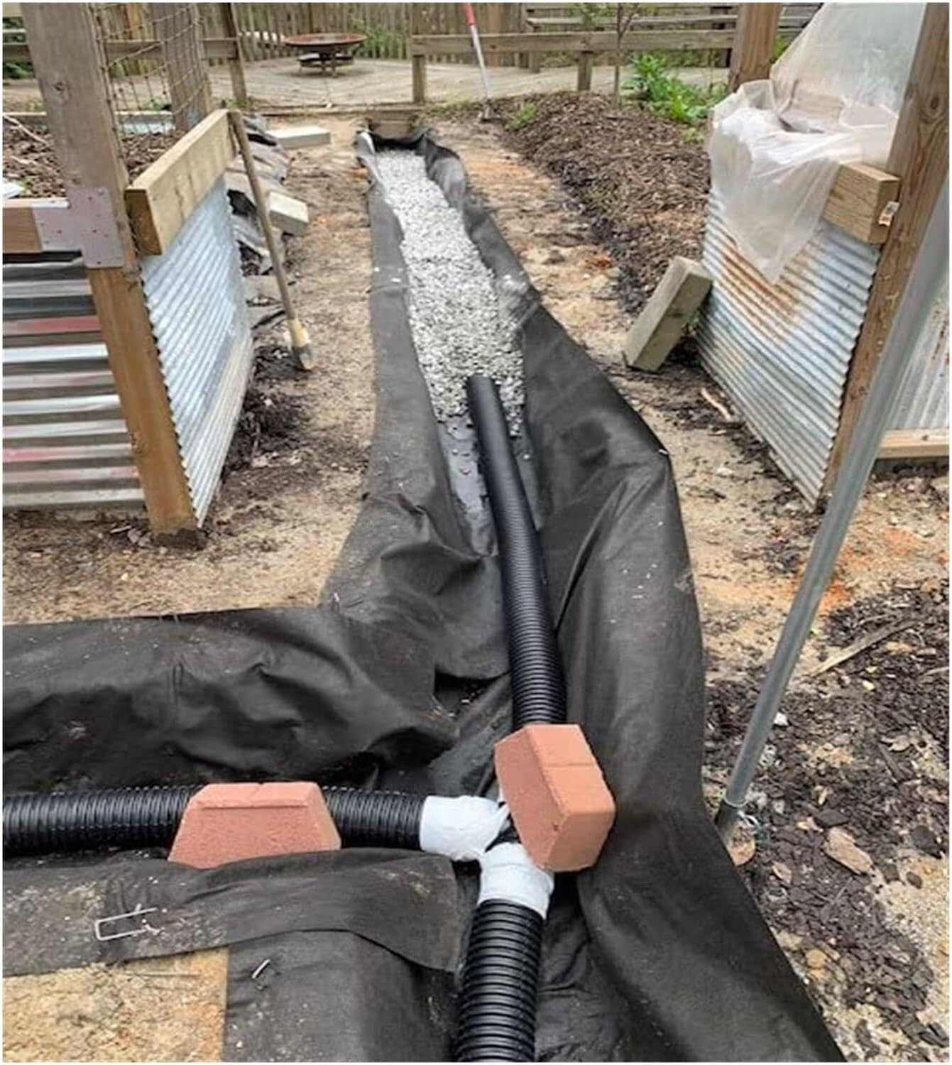 Membrane anti-mauvaises herbes perméable pour bloquer la pousse au jardin