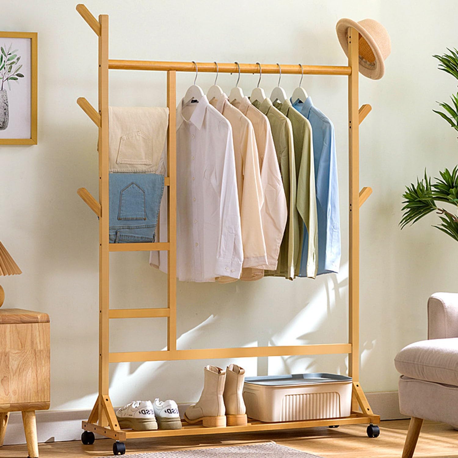 Portant à vêtements en bambou pour optimiser les petits espaces de nuit