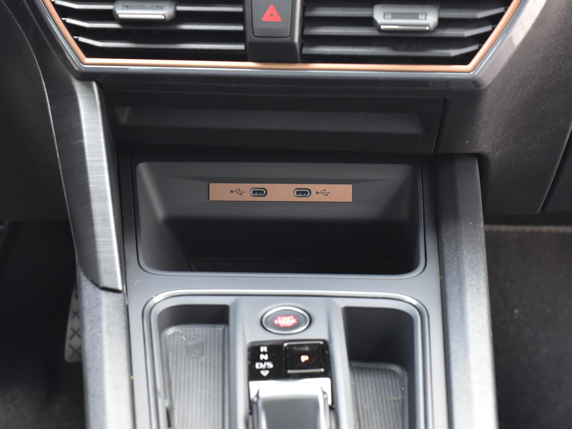 Pokrywa ze stali dla Cupra.Leon/Formentor | Kolor COOPER Styl - Dekoracja USB-Slot | 1 sztuka ze stali nierdzewnej V1 V2 VZ1 VZ2 VZ3 VZ5 VZ Veloz Edition Leon Tuning Akcesoria