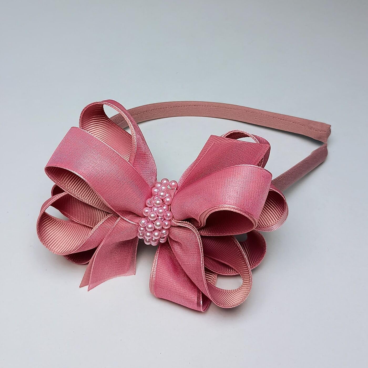 Tiara Infantil com Laço e Pérolas em promoção! Veja a oferta e mais achadinhos de Laços & Tiaras Infantis 2 Hoje é o melhor dia para comprar Tiara Infantil com Laço e Pérolas com aquele preço maroto! Promoção! Aproveite a oferta! 2