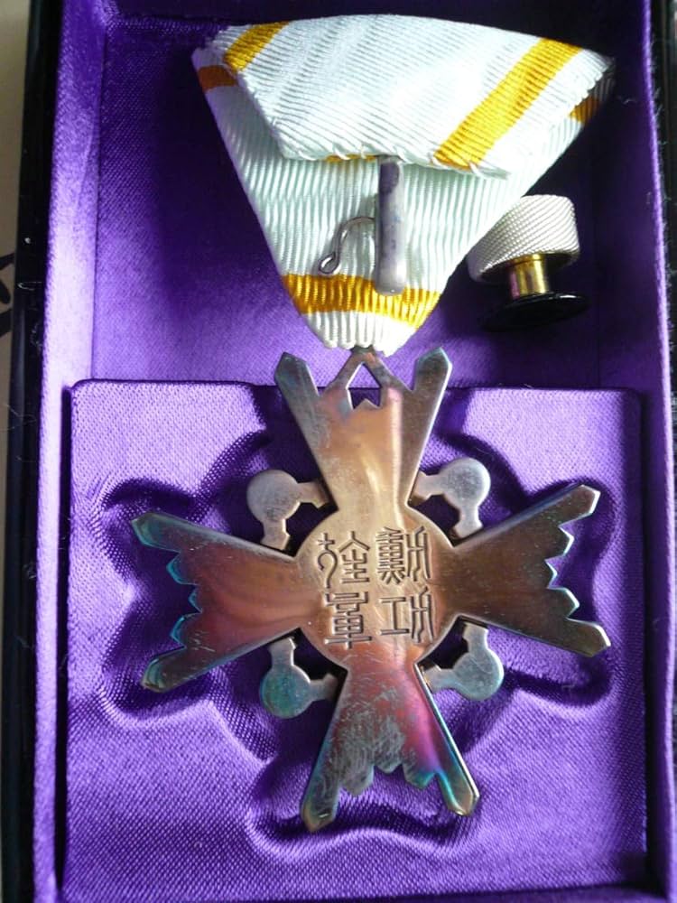 極美品 勲五等宝冠章（箱のみ）共箱付き 勲章 徽章 当時物 現状品 Yahoo!オークション - 【勲章】勲六等瑞宝章 略綬 共箱あり 褒章