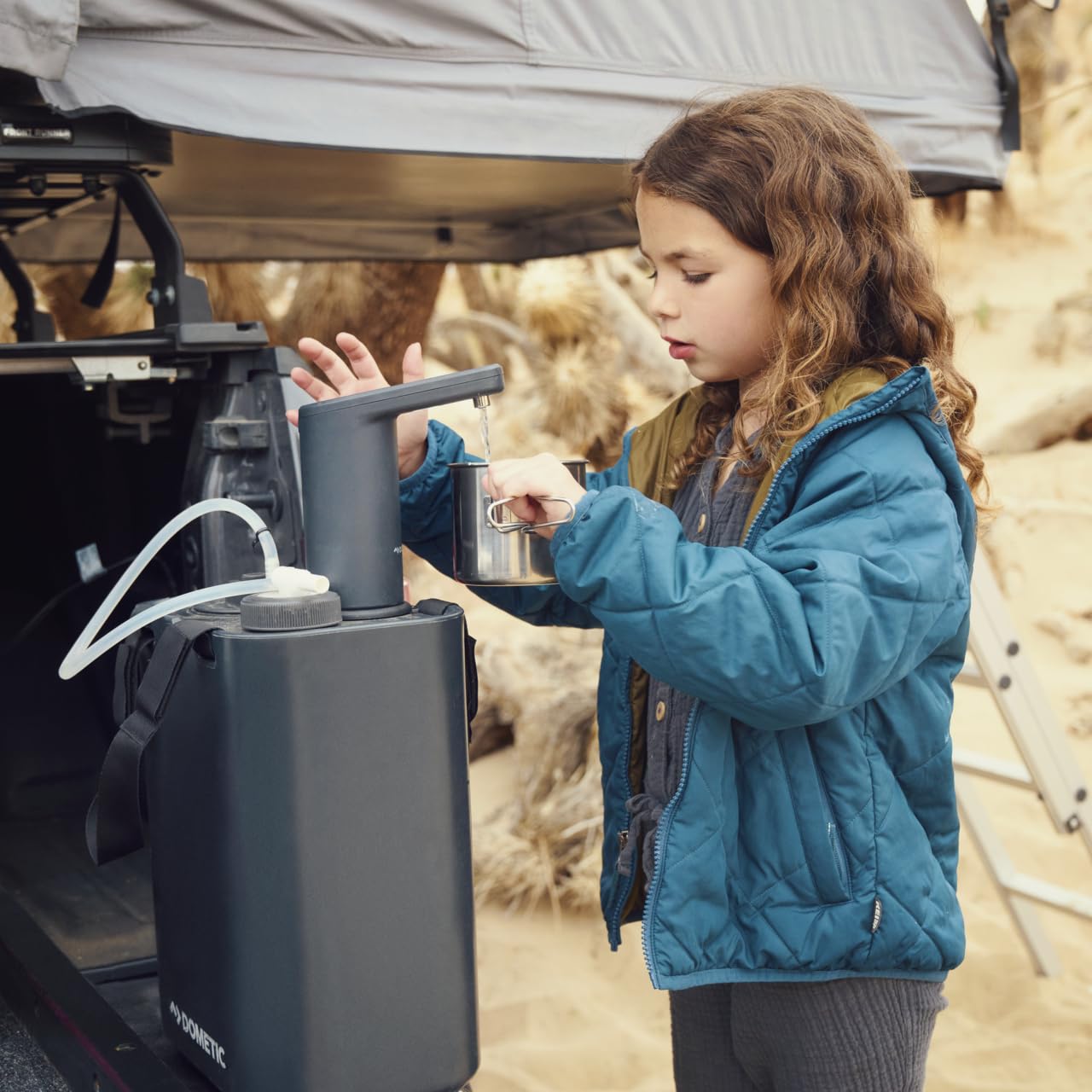 Dometic Go Hydration - Grifo de Agua Portátil Autoalimentado - con Bomba y Batería - Dispensador Eléctrico de Agua para Acampadas y al Aire Libre