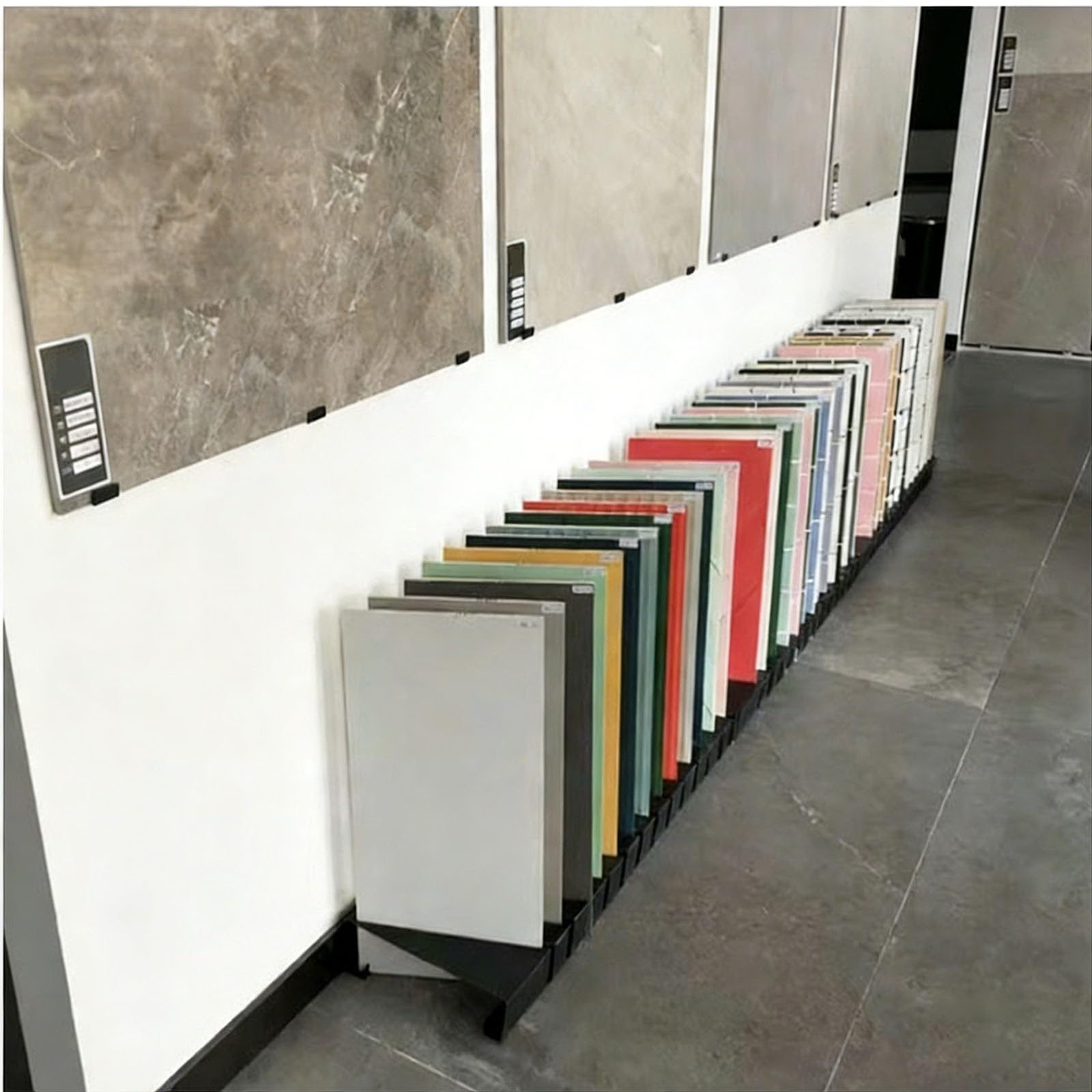 Expositor de hierro para azulejos con 13 ranuras, soporte inclinado para paneles de muestra de cerámica, mármol y piedra, para showroom y ferias(Silver,100x30x10cm)