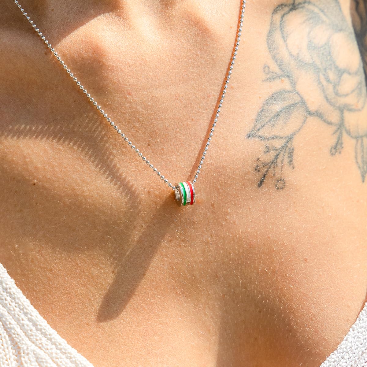 Travel Charm mit Ländernamen und Nationalflagge Farben - Kompatibel mit allen Marken - 925 Sterling Silber Charm für Armbänder und Ketten Geschenkidee für den Reisenden