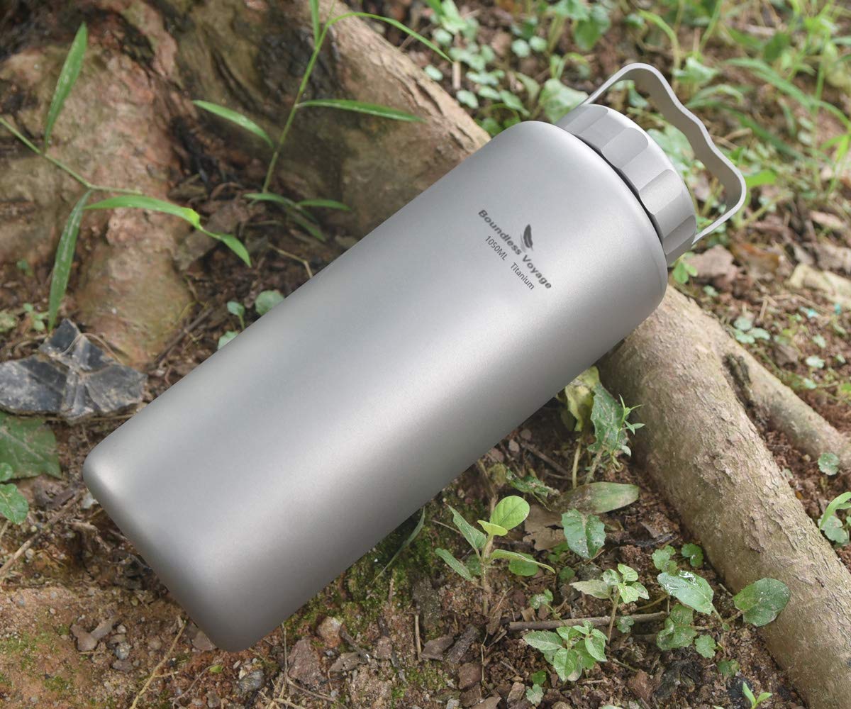 Boundless Voyage 1050 ml tytanowa butelka na wodę na zewnątrz z uchwytem na herbatę, kawę, stołówkę winną, napój z szeroką szyjką, na kemping, wędrówki, jazdę na rowerze
