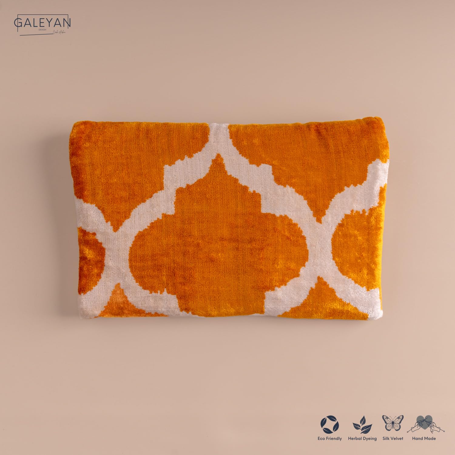 Pochette Ikat in velluto di seta fatta a mano, stile busta, design bohémien, motivo etnico, opzione cinturino a catena, pochette per feste serali, borsa premium, bianco sporco, oro zafferano