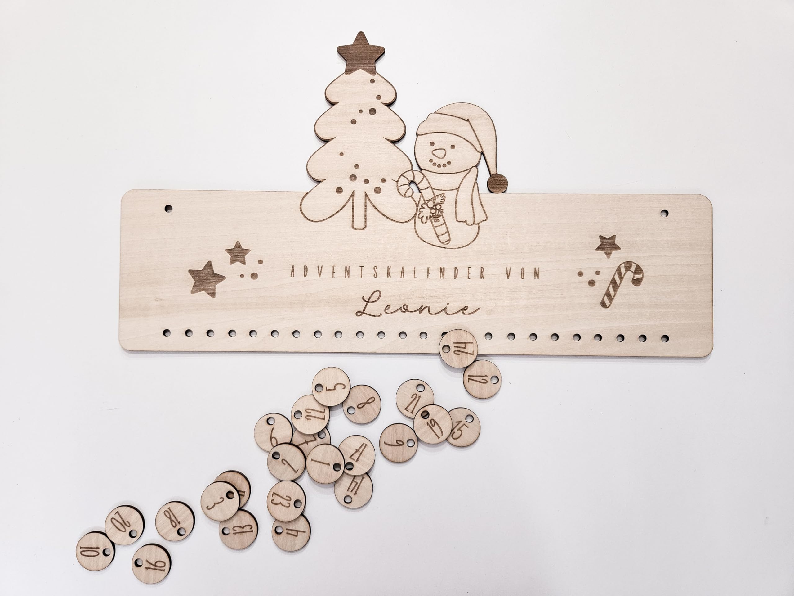 Personalisierter Adventskalender aus Holz zum Befüllen – Nachhaltige Weihnachtsdeko im skandinavischen Stil – Wiederverwendbarer Adventskalender mit Gravur - Set mit Jutesäckchen und Lederbändern