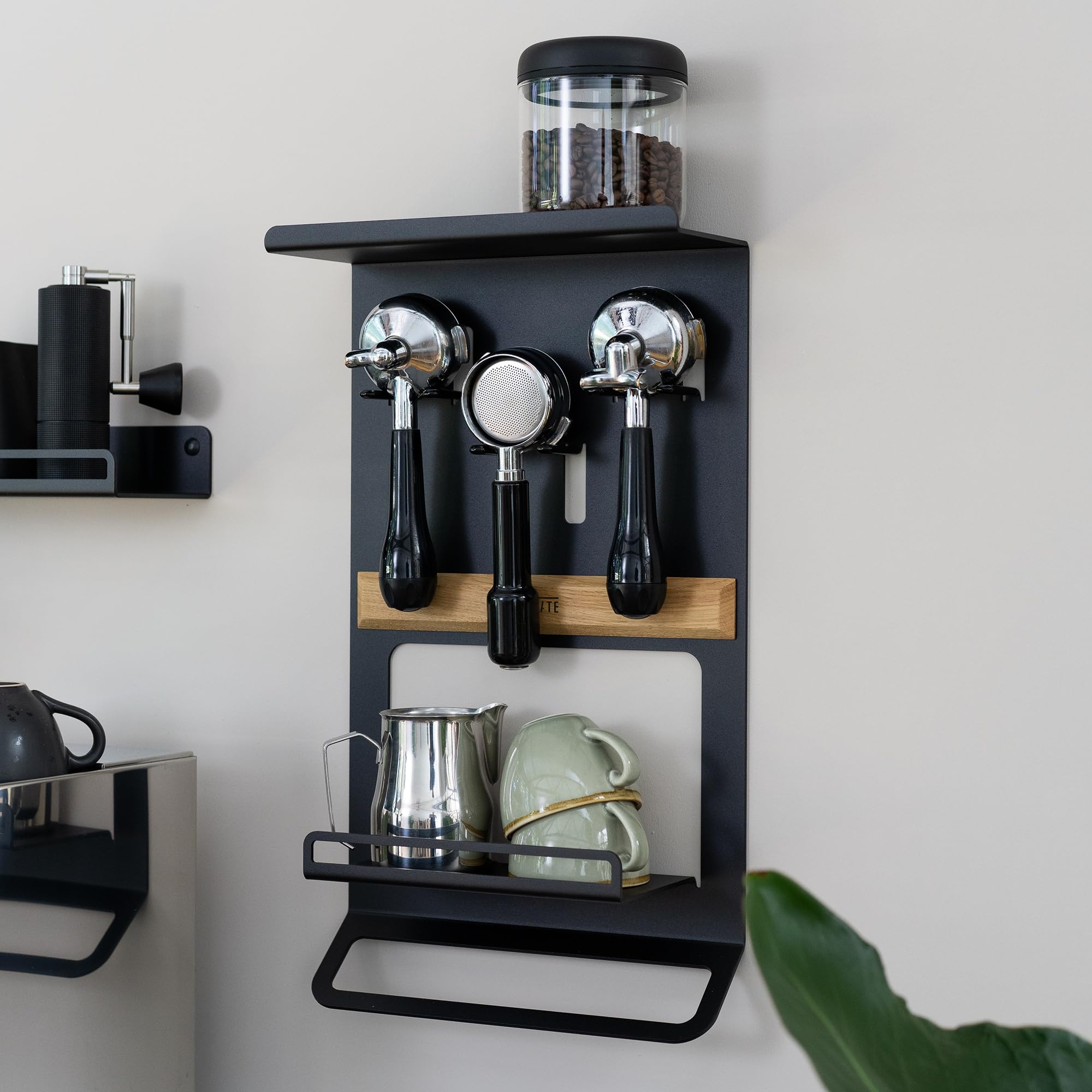 FLATE Barista Regal für Siebträger, Tamper und Barista Zubehör in schwarz (Wandhalterung für Kaffeezubehör)