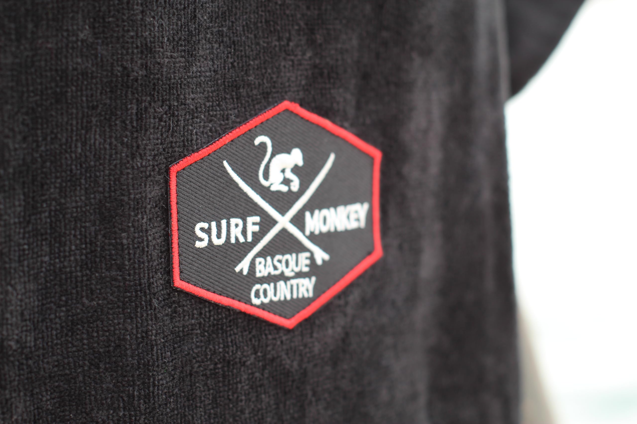 Surf Monkey Poncho Surftuch mit Kapuze und Innentasche - Bio-Baumwolle (Schwarz, L/XL)