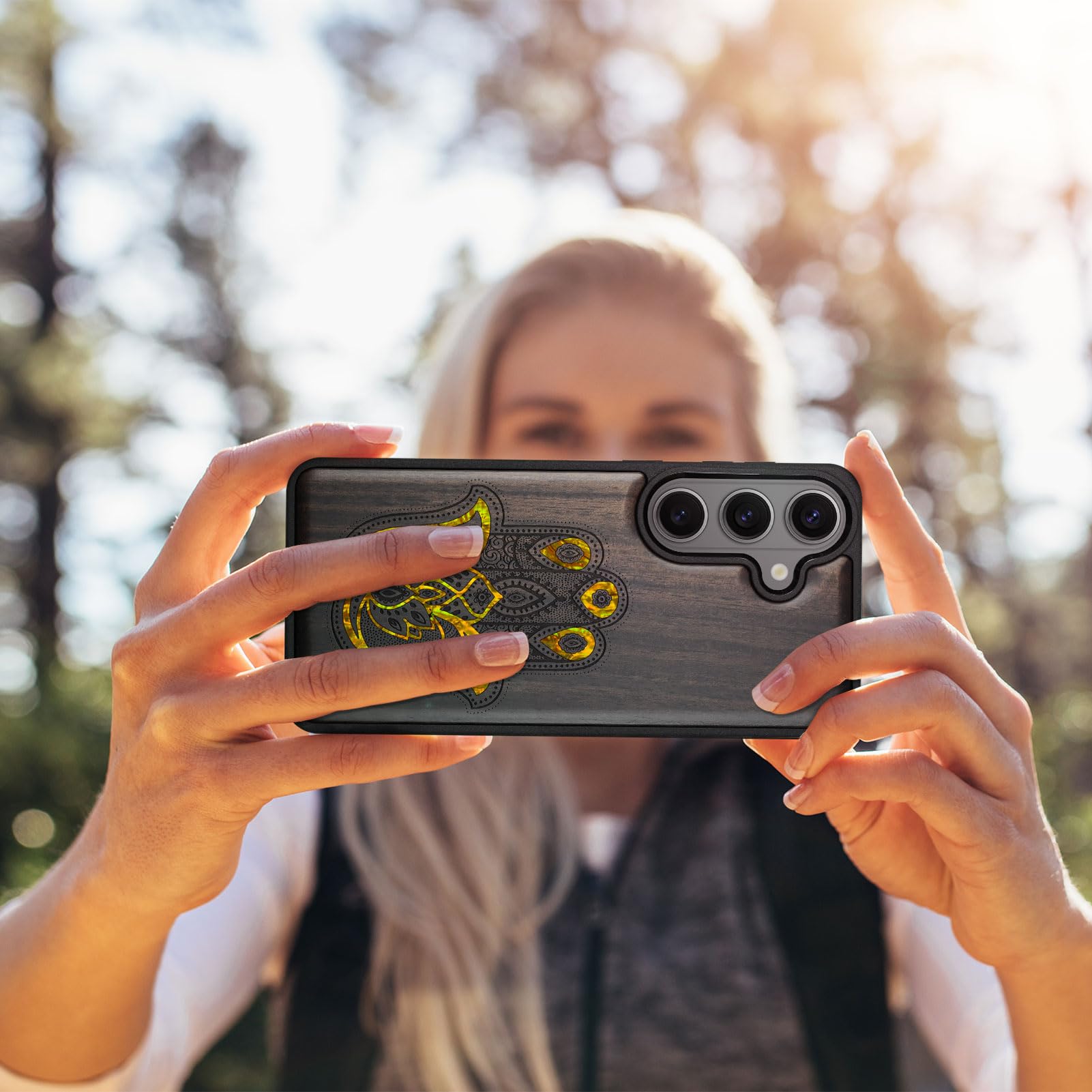 Carveit Drewniane magnetyczne etui na telefon komórkowy Samsung S26 [drewniany grawerunek i wkładka muszlay] osłona zderzaka kompatybilna z Galaxy S26 Case (wzór hamsa zdobiony ciemnym drewnem)
