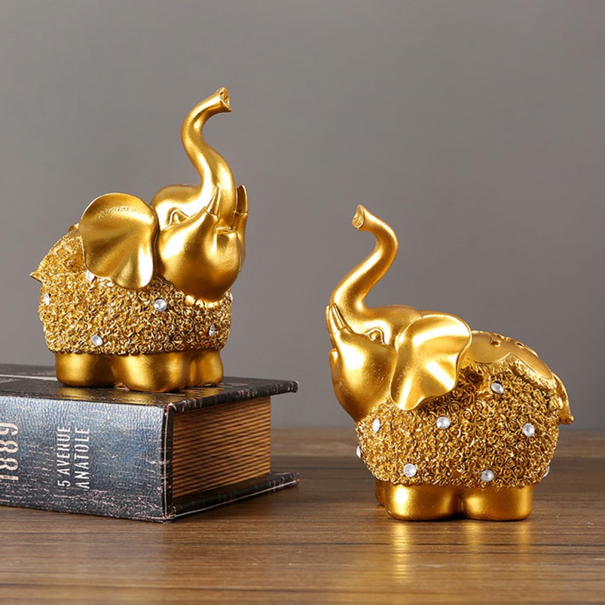 Yardwe Set 2 Pezzi Elefante Decorativo in Resina Oro Design a Fondo Piatto e Finitura Raffinata, Scultura Unica per Decorazione Casa o Auto