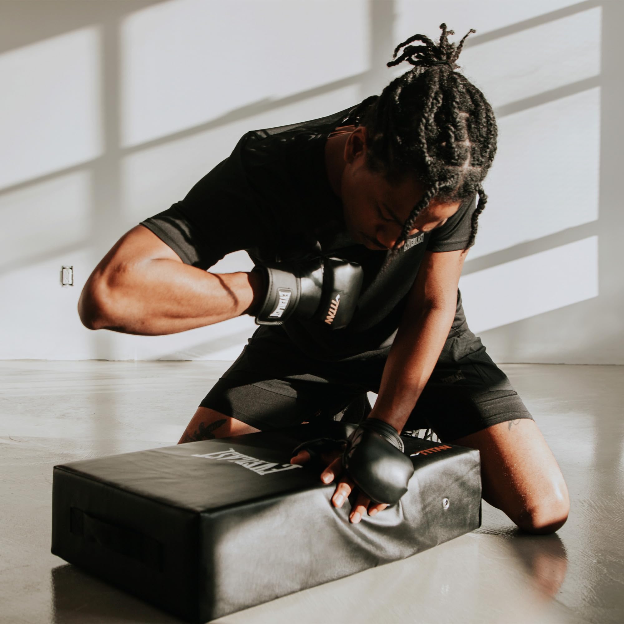 Everlast Titan Kick Shield, Bouclier da Calcio con Doppie Impugnature, Pad Curvo, Schiuma Alta Densità & Rilascio Pressione, MMA, Kickboxing e Arti Marziali - Everlast
