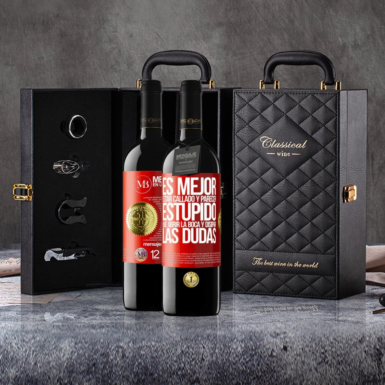 «Es mejor estar callado y parecer estúpido, que abrir...» Mensaje en una Botella. Estuche-Maletín de LUJO 2x Vino Tinto Premium Reserva 12 Meses y Set de 4 Accesorios. Etiqueta Roja PERSONALIZABLE