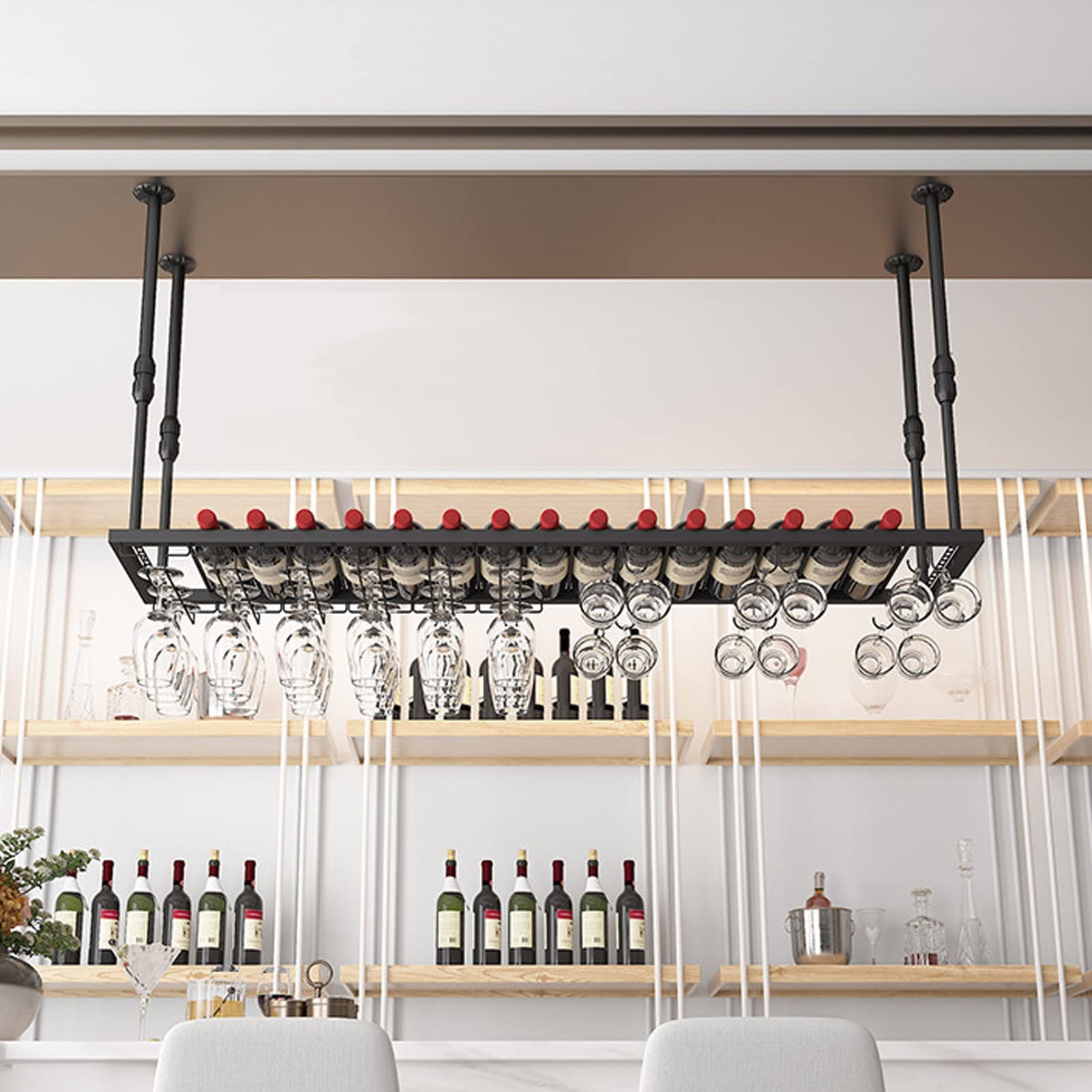Bouteilles et verres à vin rangés sans encombrer le plan de travail de cuisine