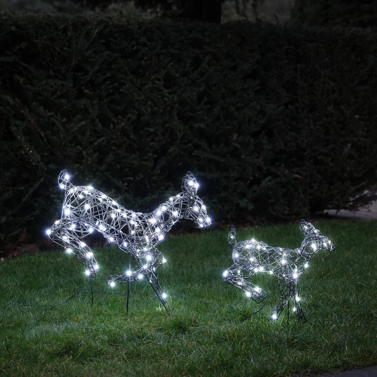 Lights4fun 3er Set Springende Harlow Rentierfamilie | mit warmweißen und kalten LEDs | Weihnachtsdekoration Hirsch Reh Rehkitz für Weihnachten | für innen und außen | mit Netzkabel [Energieklasse A]