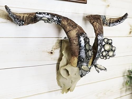 Miniatura 9 de Ebros Gift Gemas de cristal ornamentadas realistas Valais atornilladas de plata con cuello negro, escultura de resina de calavera de Billy Goat en
