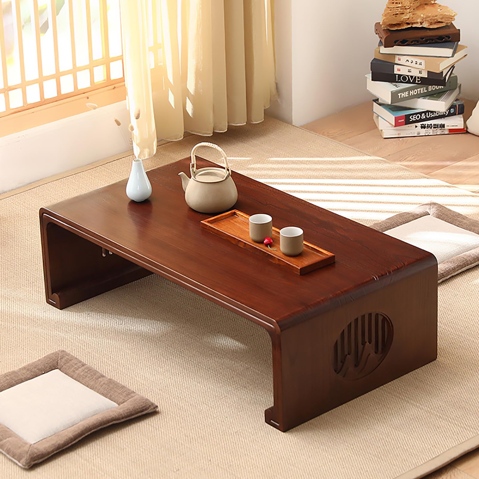 Table basse japonaise en bois massif pour optimiser les petits salons avec élégance