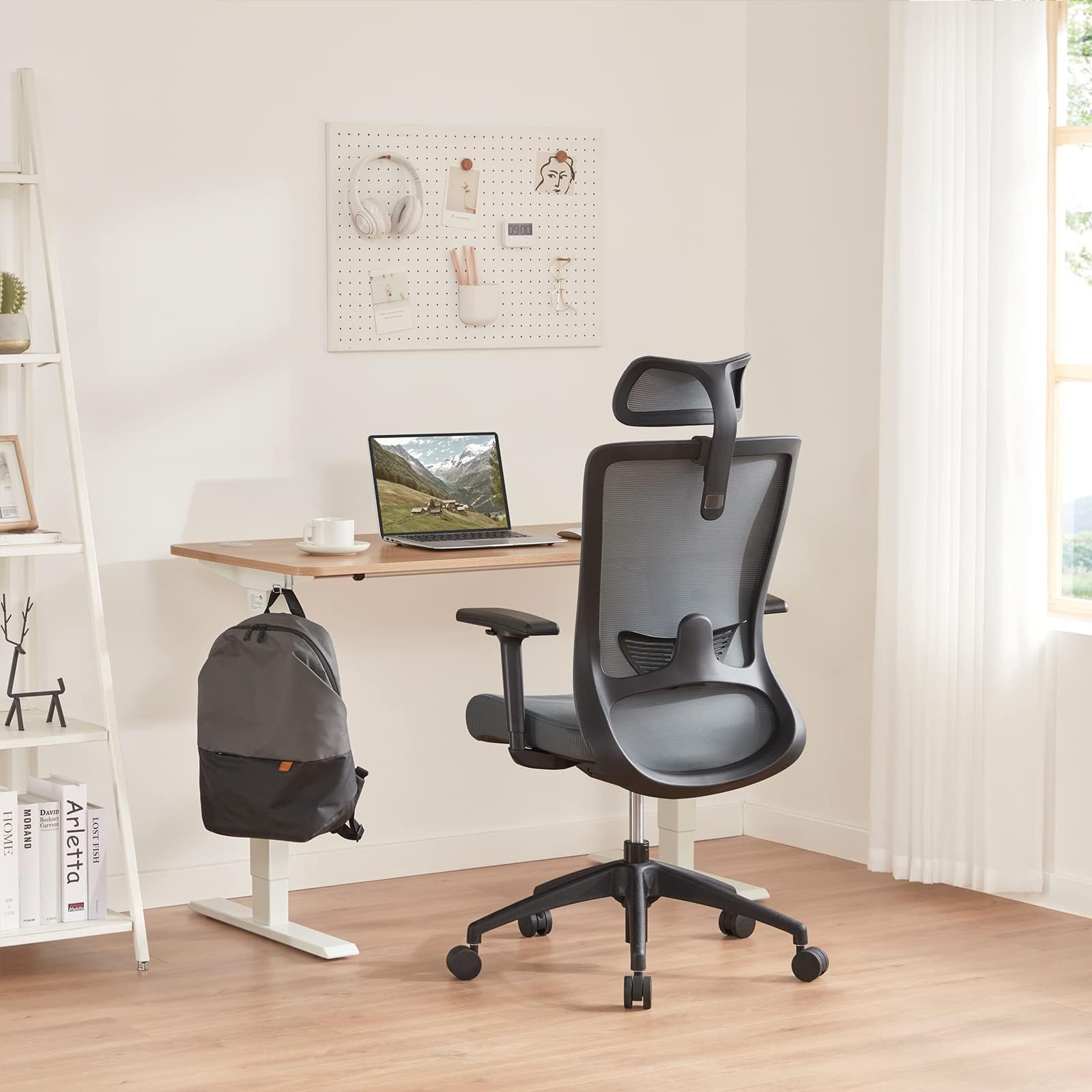 Amazon Basics Silla ejecutiva ergonómica, respaldo alto, silla de escritorio, silla de oficina, reposacabezas ajustable, reposabrazos y soporte lumbar, 63 x 59,5 x 124 cm, gris