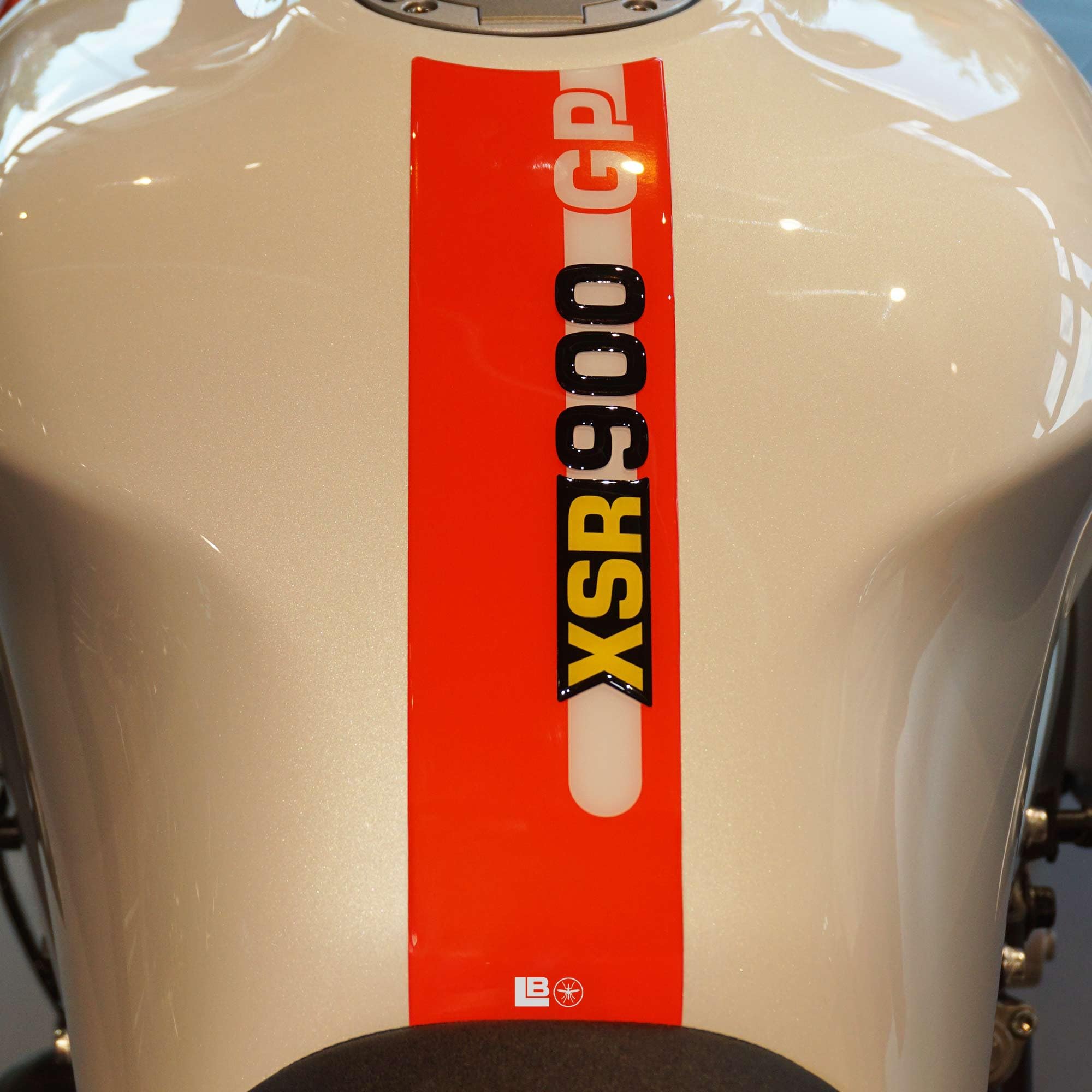 labelbike - Adesivo 3D Moto Paraserbatoio Protezione e Decorazione in Resina compatibile con Yamaha XSR900 GP 2025 - Colore Rosso