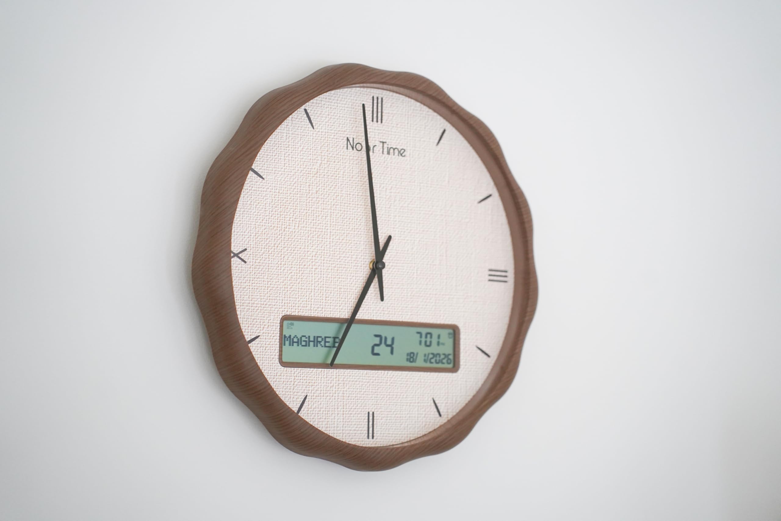 Horloge Adhan avec Appel à la Prière Automatique, Synchronisation Mawaqit, Affichage Numérique LCD, Design Moderne Effet Bois, Sons Authentiques Makkah Médine