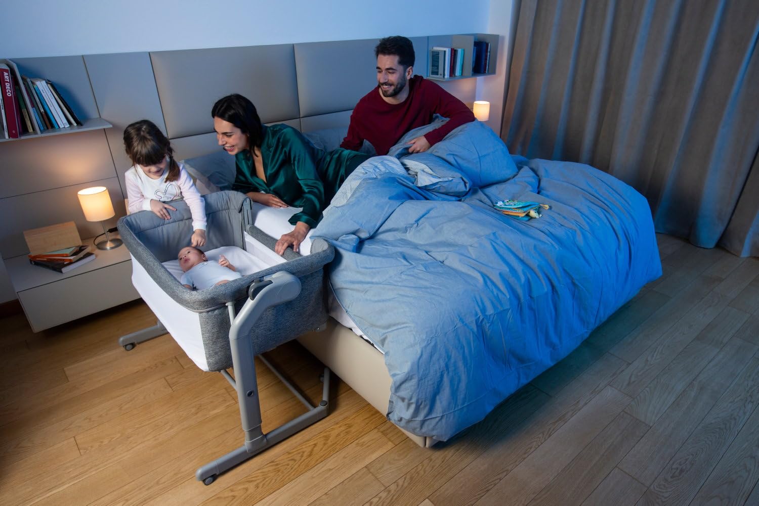 Chicco Next2Me Magic Evo Beistellbett für Babys mit Schaukelmodus, Kippfunktion, verstellbarer Höhe, 4 Rädern, inkl. Matratze und Reisetasche, Beige
