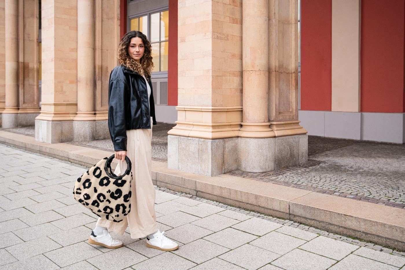 reisenthel Loopbag hobo – Elegante Hobo-Tasche – vielseitig, stylisch, mit Metallgriffen und Soft-Touch-Material.
