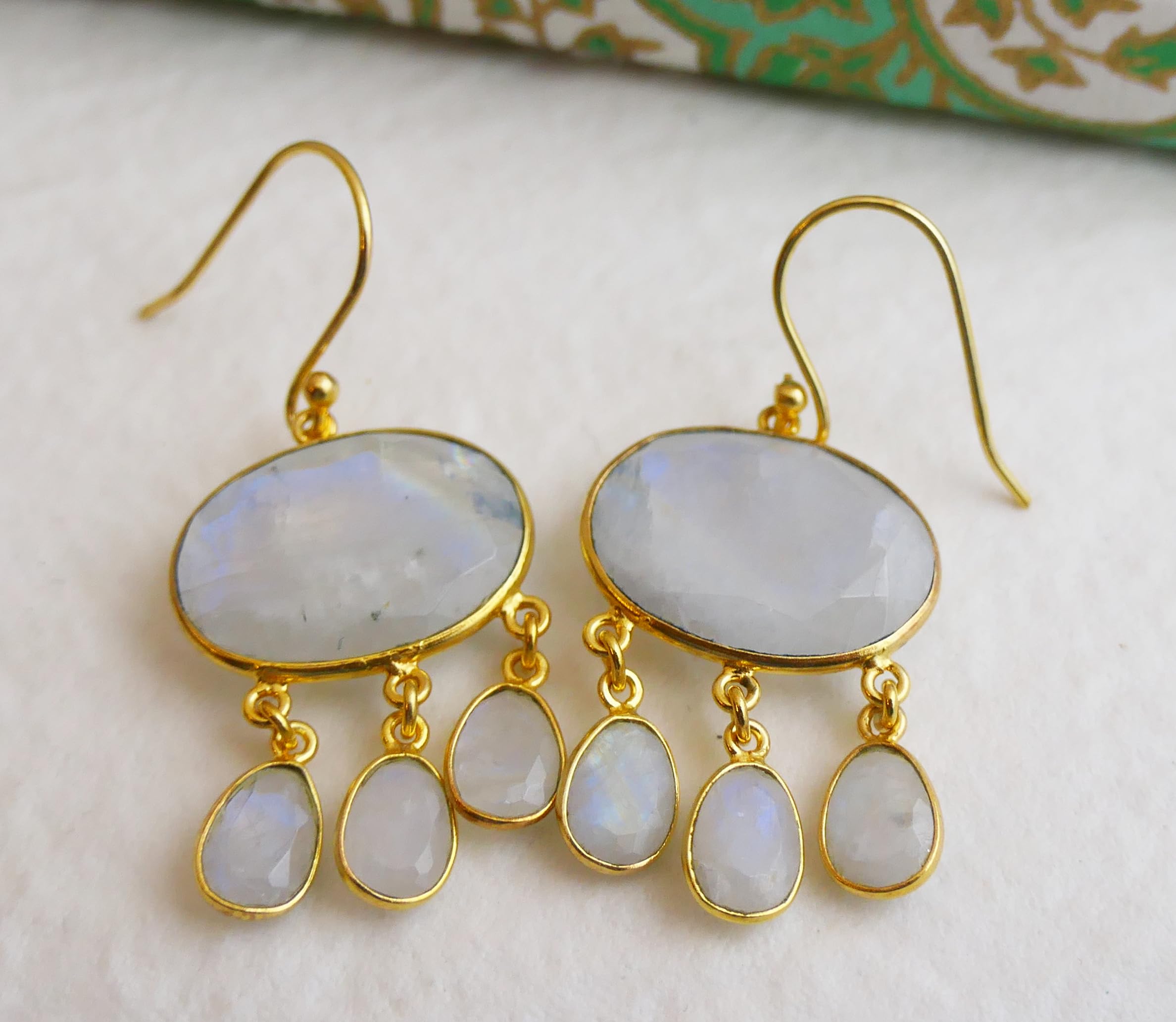 Aretes colgantes de plata esterlina chapados en oro con forma de candelabro de Piedra de la luna