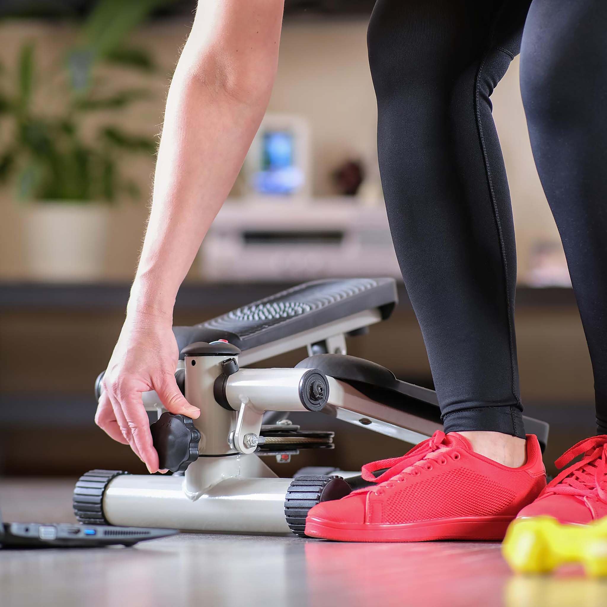 Wiltec stepper met LCD-display 41x30x18 cm, compacte hometrainer voor benen, trainingapparaat voor thuis en kantoor, thuistrainer voor sport fitness en welzijn