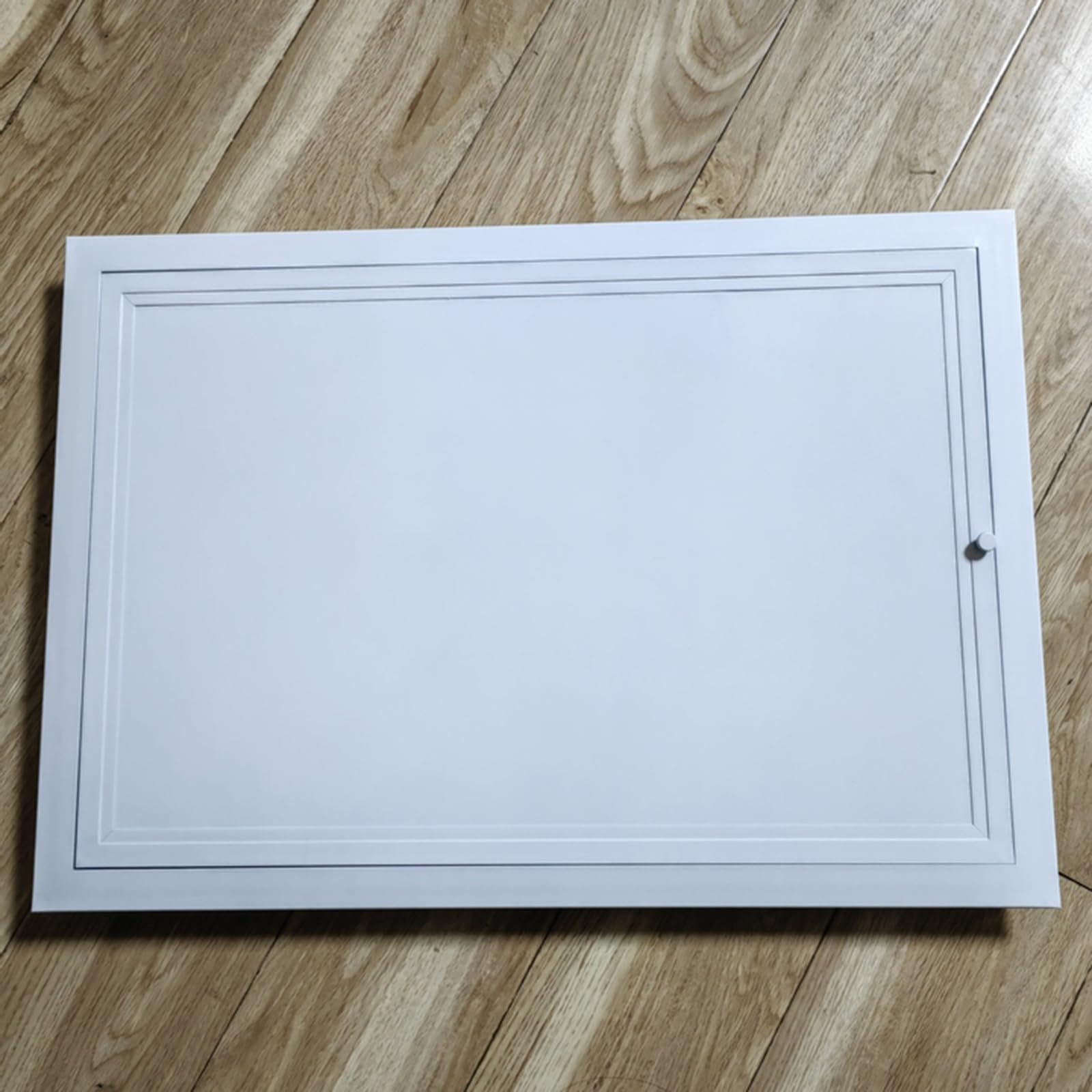 Puerta de panel de acceso con cerradura de seguridad para proteccion de cableado en pared