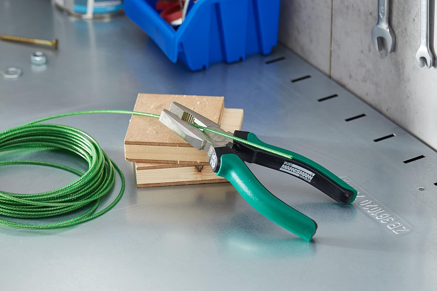 Brüder Mannesmann Combination pliers 6" | M10936