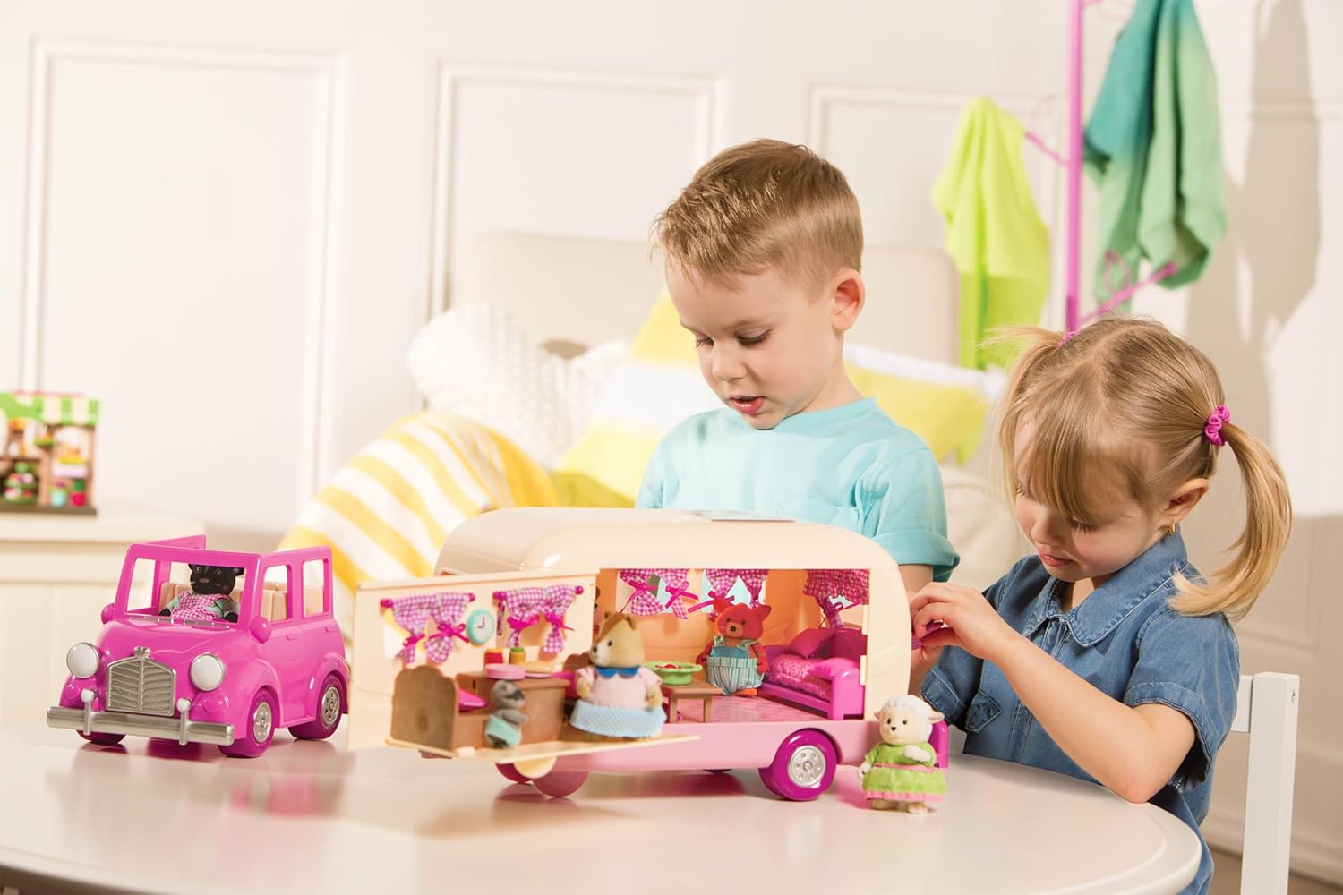 Li'l Woodzeez – Happy Camper Pink with Detachable Vehicle – 40 Pieces Dollhouse Playset with Furniture, Play Food & Kitchen Accessories for 3+ Years – Doll Figures Sold Separately