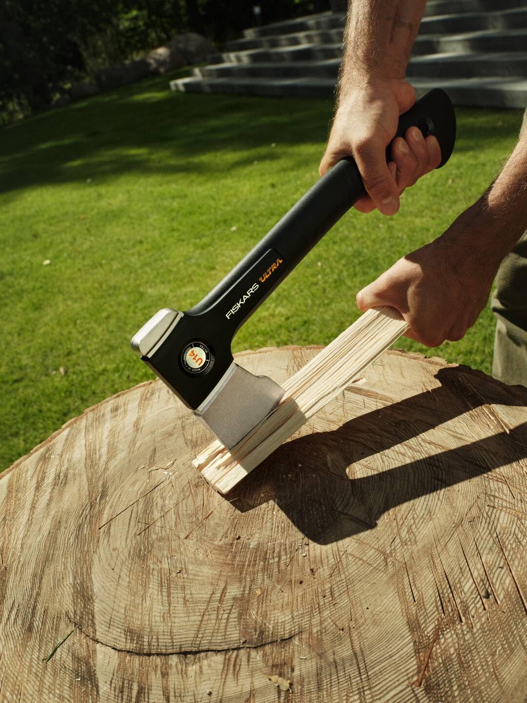 Fiskars Ultra Universalaxt U14, Kompakte Allzweck-Axt für Garten und Outdoor, ToughCoat-Beschichtung, Optimierte Balance, Karbonstahl-Klinge/FiberComp-Stiel, 35,5 cm, Schwarz, 1086010