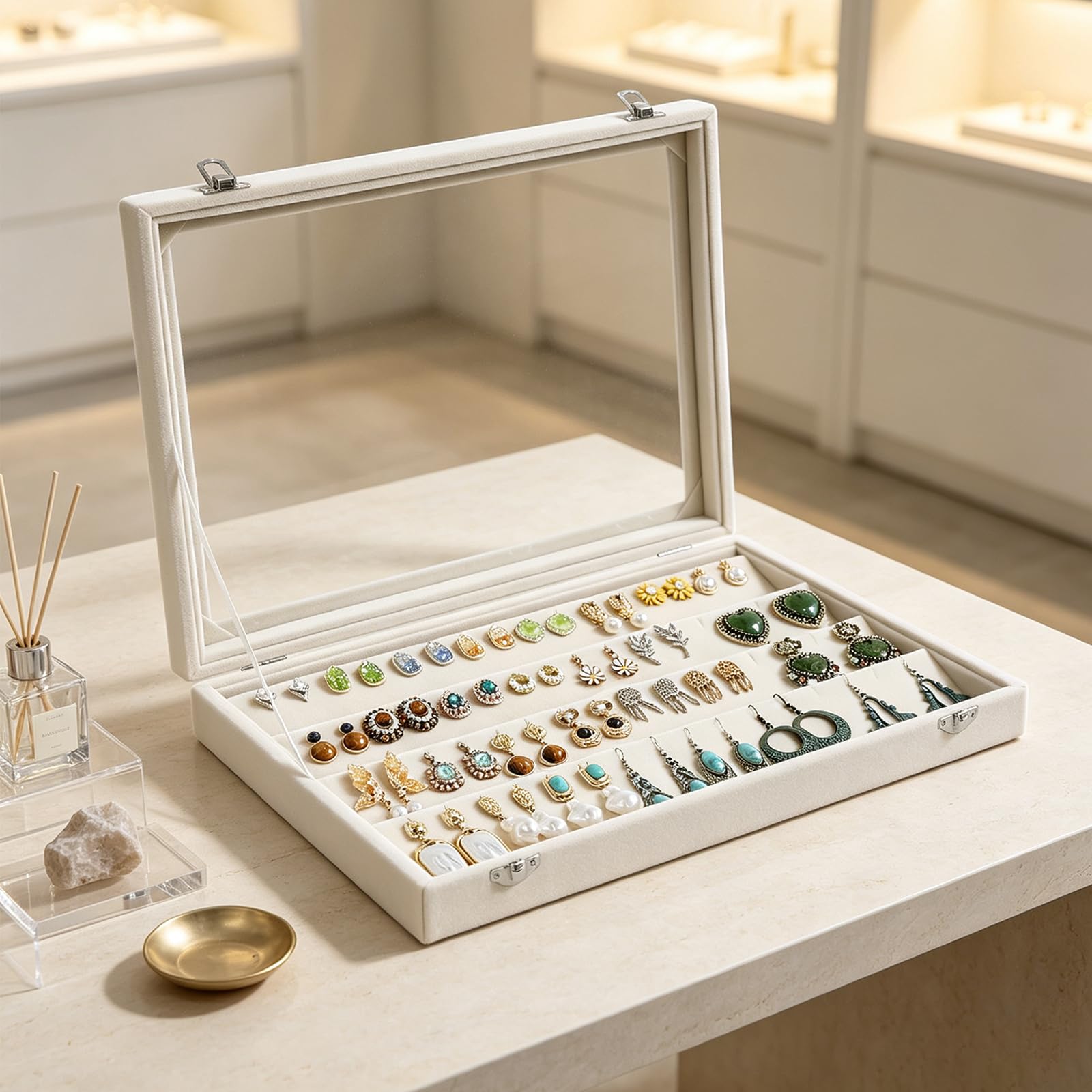Wudygirl Organizador de aretes de terciopelo con tapa transparente, organizador de 64 ranuras para aretes con cerradura, regalo para niñas y mujeres (caja de aretes beige)