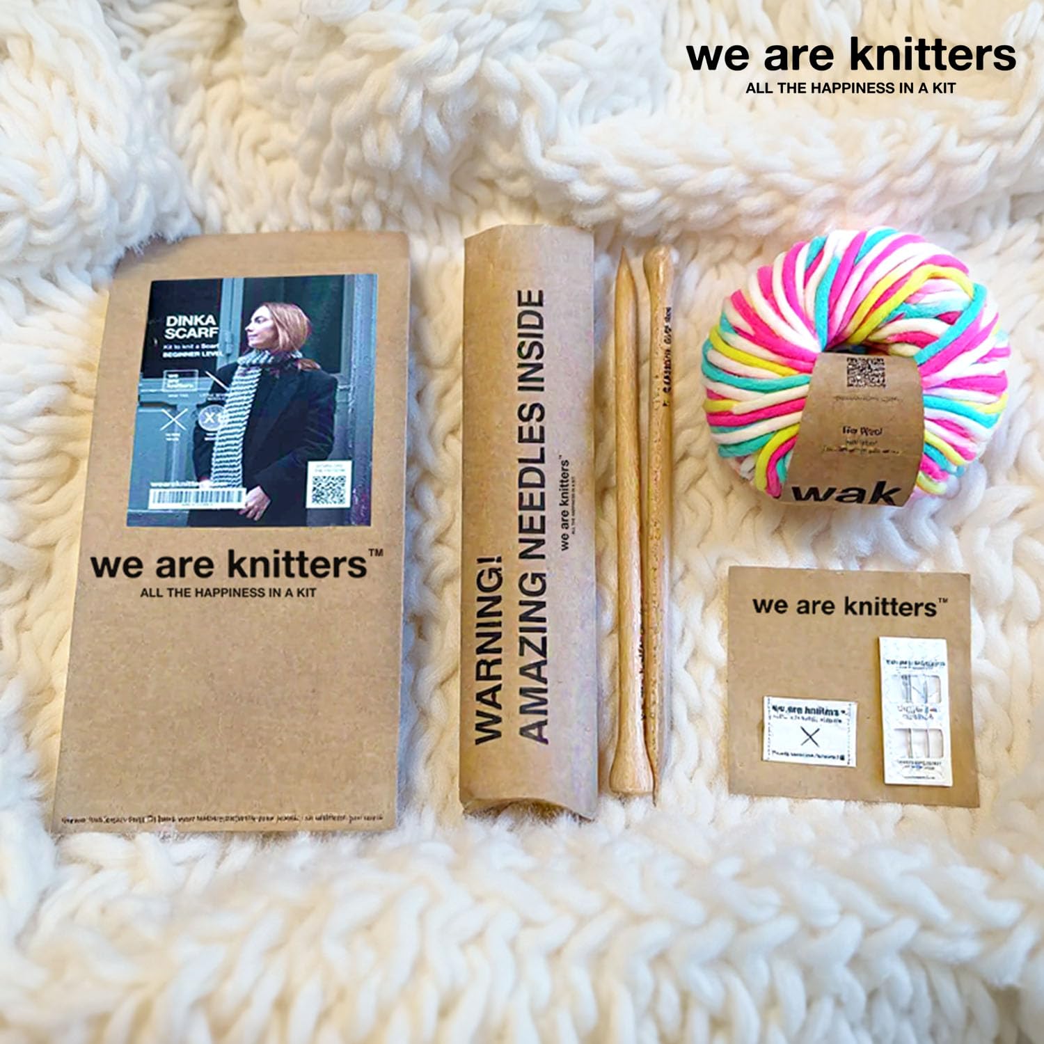 We Are Knitters Dinka Scarf Kit, Strickset für Anfänger mit Wolle und Anleitung, Stricken für Anfänger Set, Komplettes DIY Schal Set mit Nadeln & Label aus 100% natürlicher Wolle