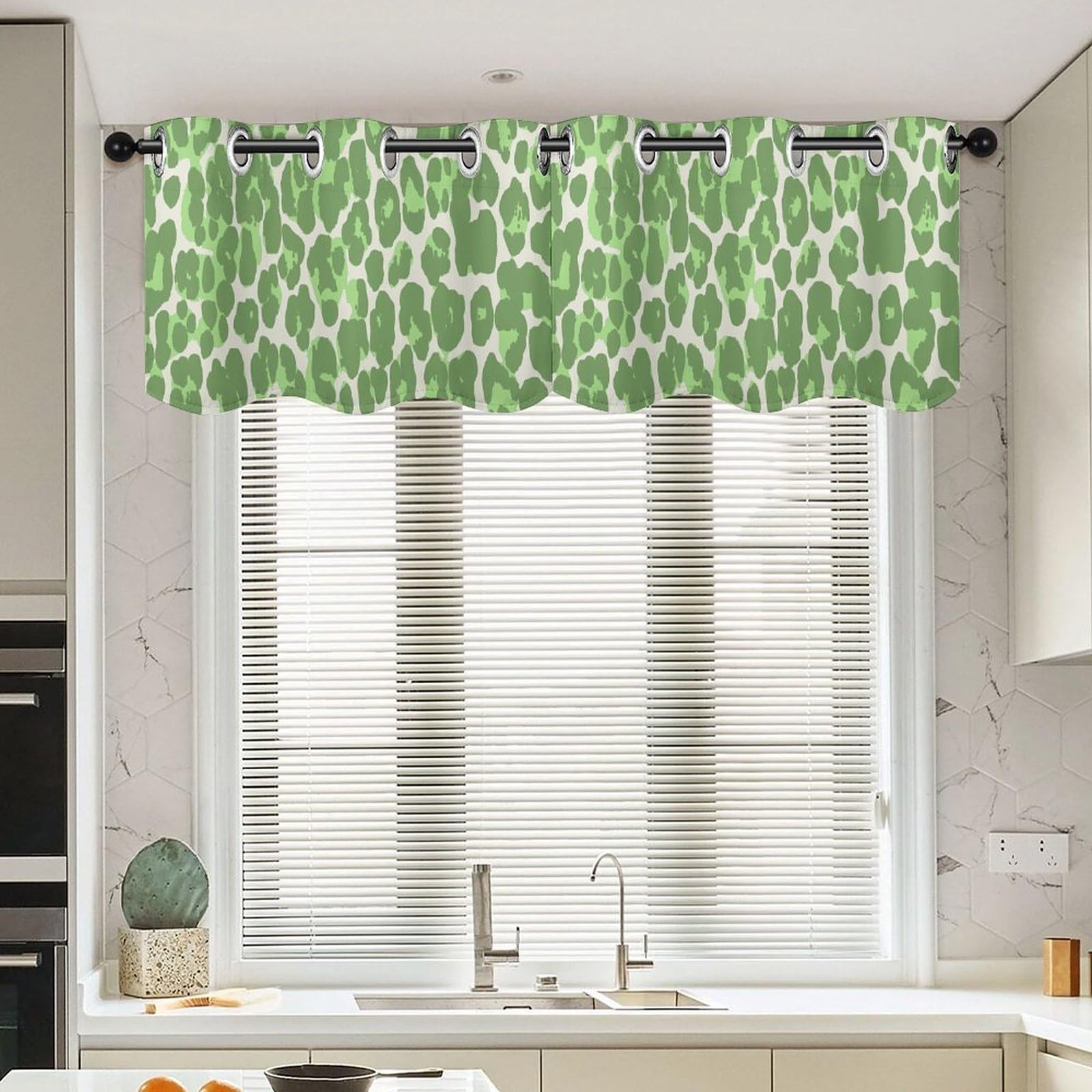 Cenefas de ventana pequeñas estilo leopardo verde para un dormitorio acogedor y moderno