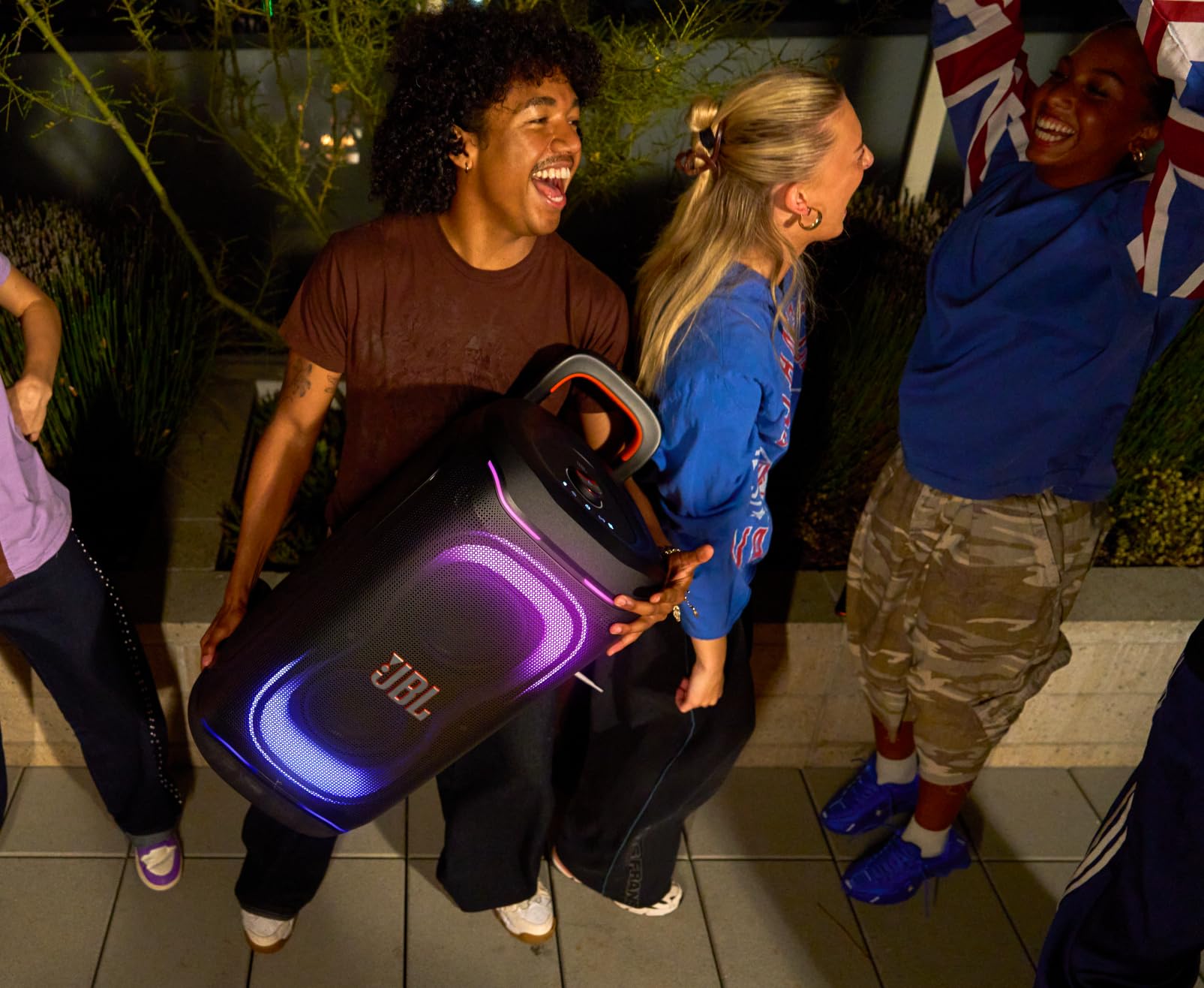 JBL PartyBox 330 Speaker Bluetooth Portatile, Nero | Suono JBL, Spettacolo di Luci Dinamico, AI Sound Boost, Manico Telescopico, IPX4 Resistente agli Schizzi, 18 Ore di Autonomia