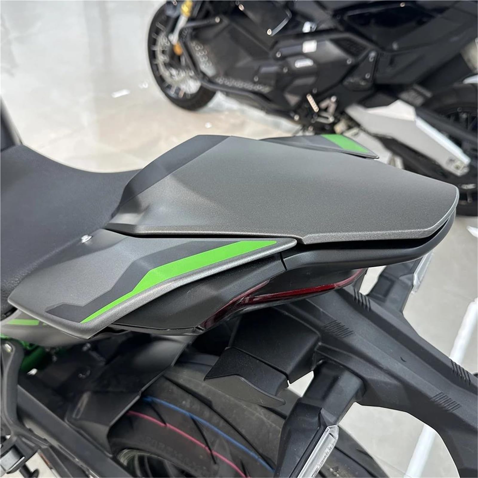 Capot De Selle Arrière pour Kawasaki pour Z900 pour Z900 SE (2025-2026) – Carénage De Selle Passager Arrière Rear Cowl Cover(Titane Graphite Brillant)