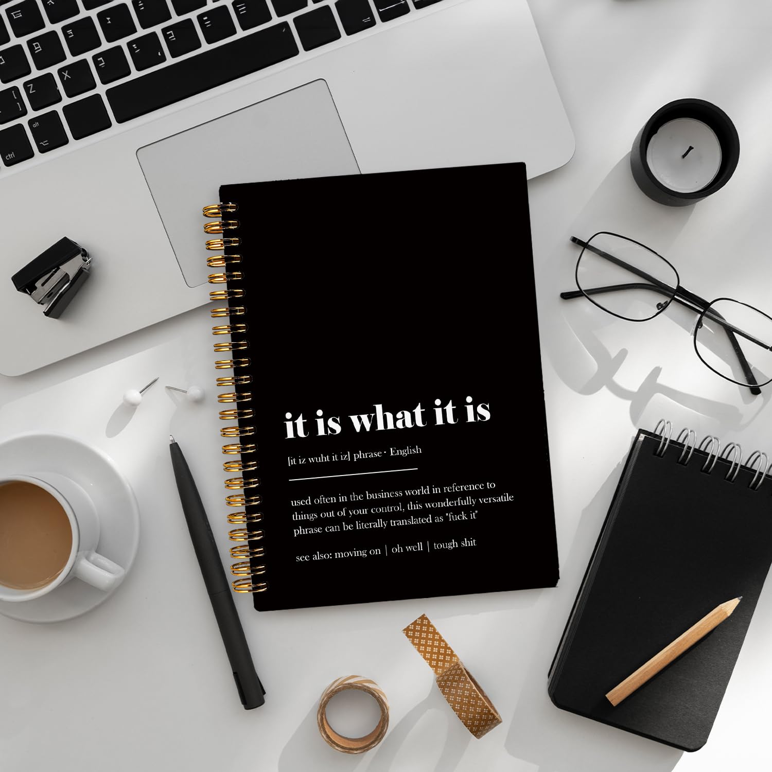 LIANGW It is What It is - Taccuino divertente per lavoro, regalo umoristico per ufficio, regali divertenti per ufficio per colleghi, forniture per ufficio divertenti, quaderno a spirale con copertina