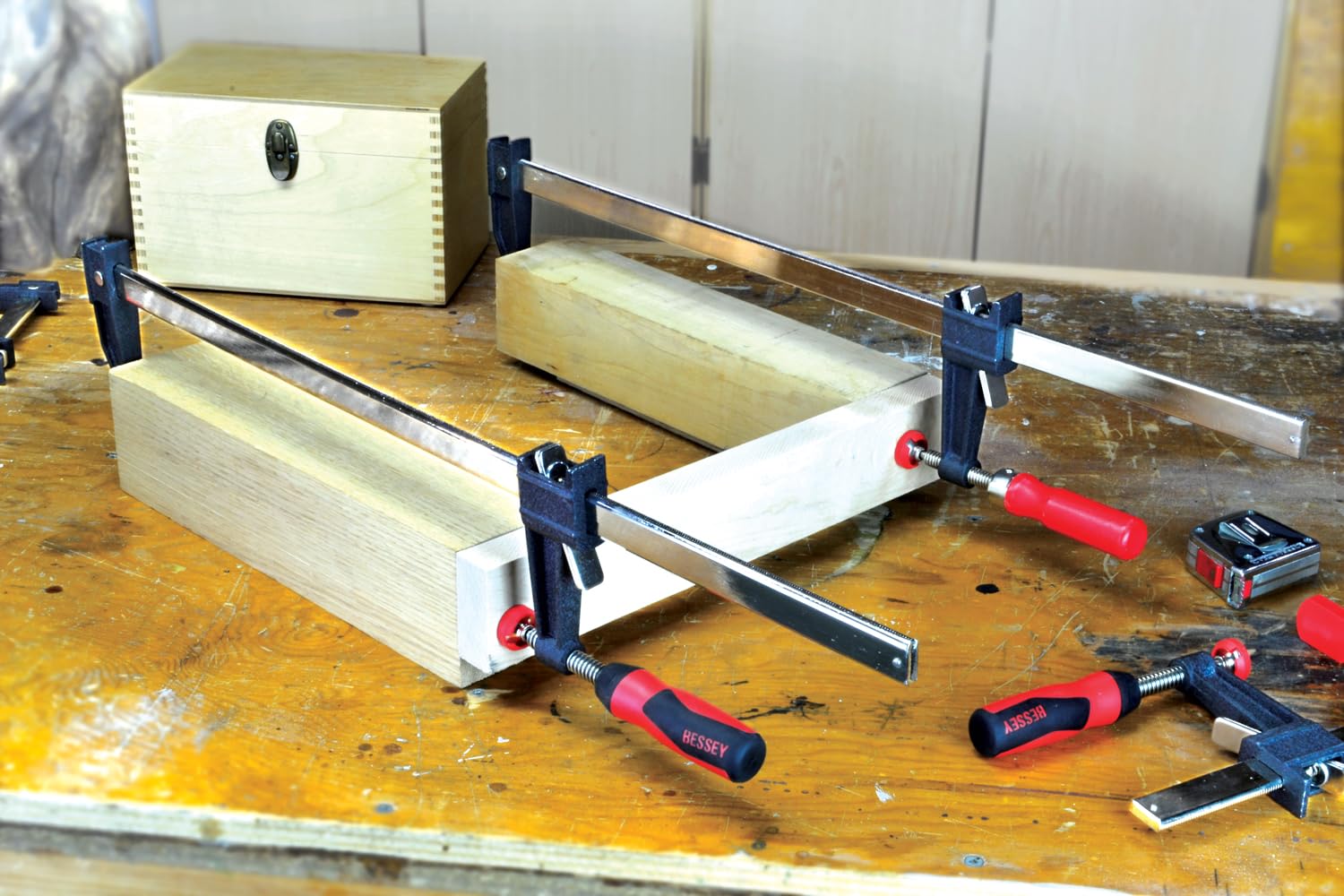 Bessey 24 en. Estilo de embrague sargento con mango de plástico compuesto y 3 – 1/2 en. Garganta Profundidad