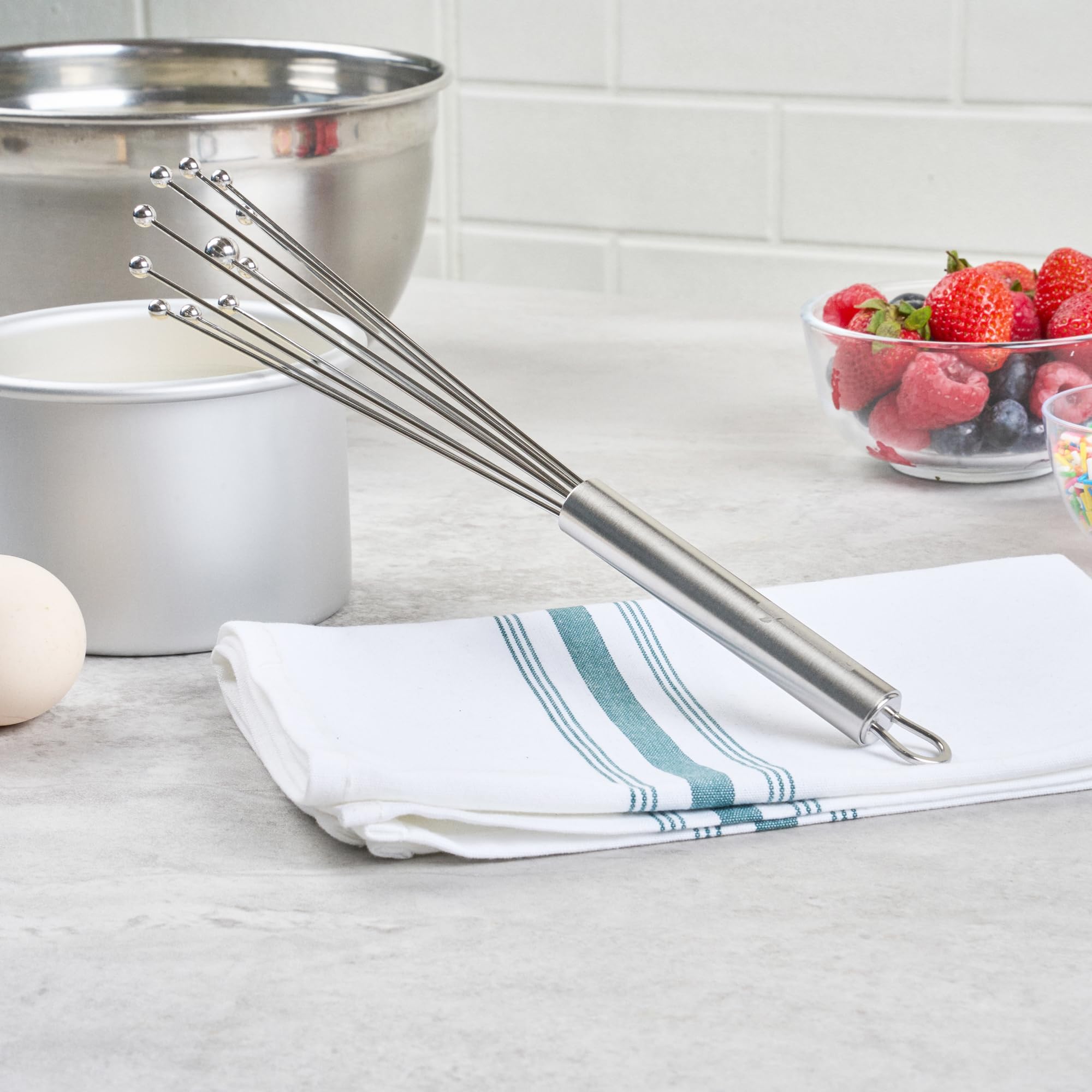 Restaurantware - Batidor de bola estándar alemán de 10.6 pulgadas, 1 batidor de cocina lavable en lavavajillas, mango ergonómico, duradero, batidor manual de huevos de acero inoxidable, adecuado para