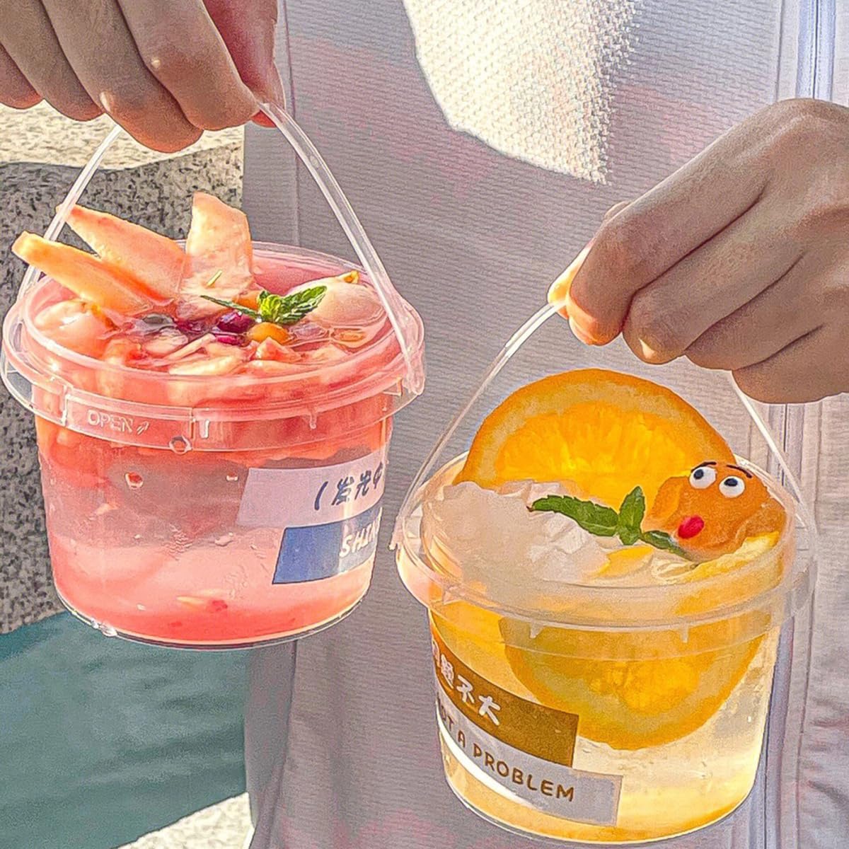 プラスチックカップ 透明 蓋付き ハンドル付き 使い捨て プラスチック コーヒー大きい 冷たいドリンクカップ パーティー テイクアウ