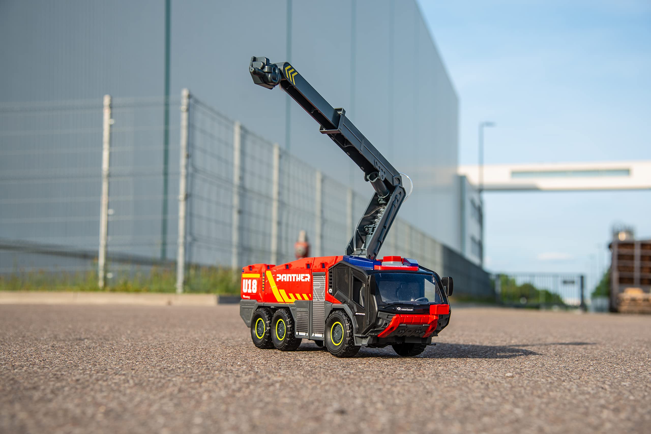 Dickie Toys RC samochód strażacki Rosenbauer Panther 6 x 6, 56 cm, czerwony, zdalnie sterowany, światło i dźwięk, rozprysk wody