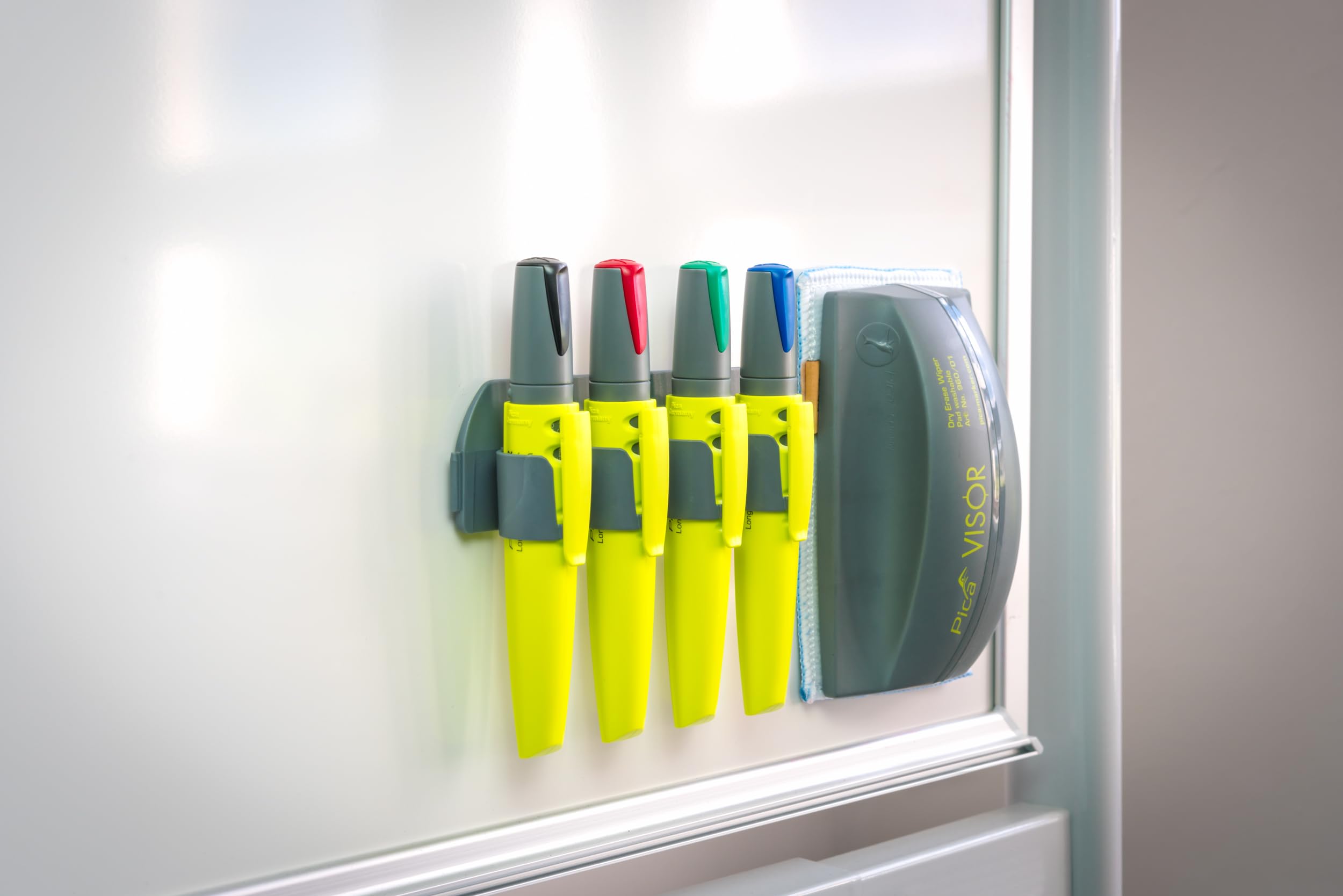 Pica Visor Boardmarker Starter-Set I Whiteboard komplett-Set | 4 Marker, Wischer und 2 Mikrofaser-Pads I trocknet nie aus I nachhaltige Gelmine I für Whiteboards, Tafeln und Glas