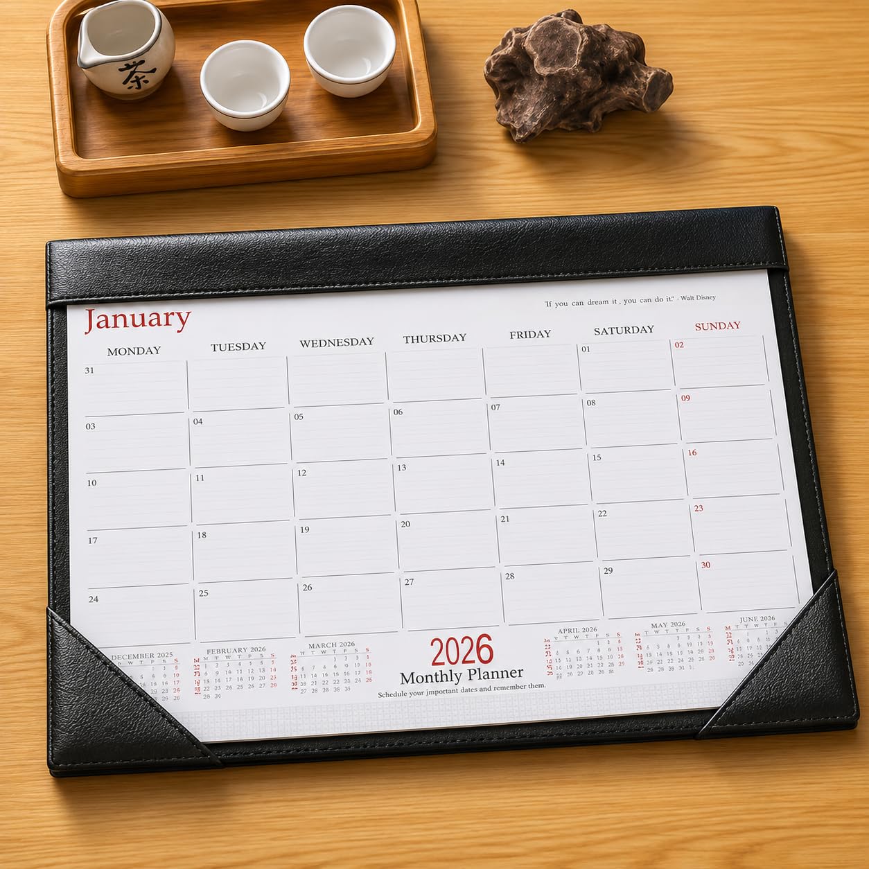 panku® Calendario de escritorio 2024 de piel sintética/tablero DM resistente, planificador de mesa lleno de año, planificación mensual, horario diario para oficina, escuela y hogar, paquete de 1
