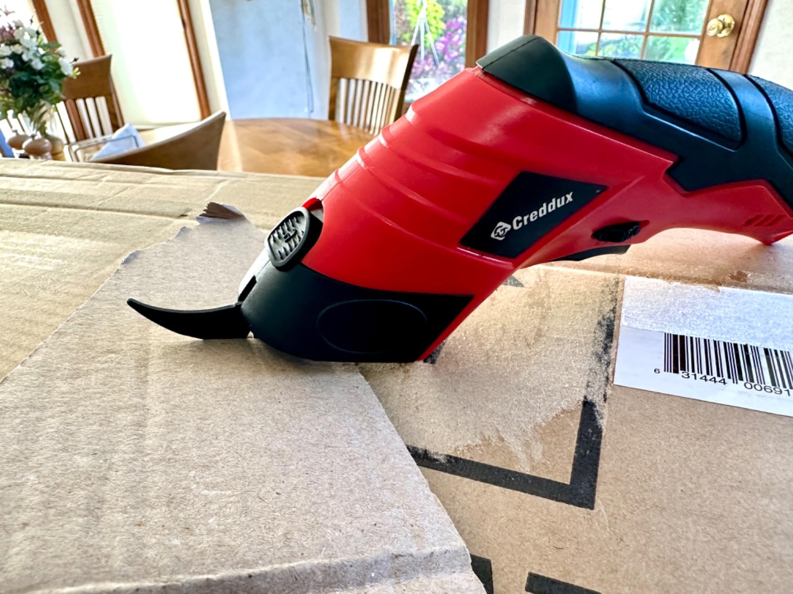 Smooth control while cutting, but only one blade and loud